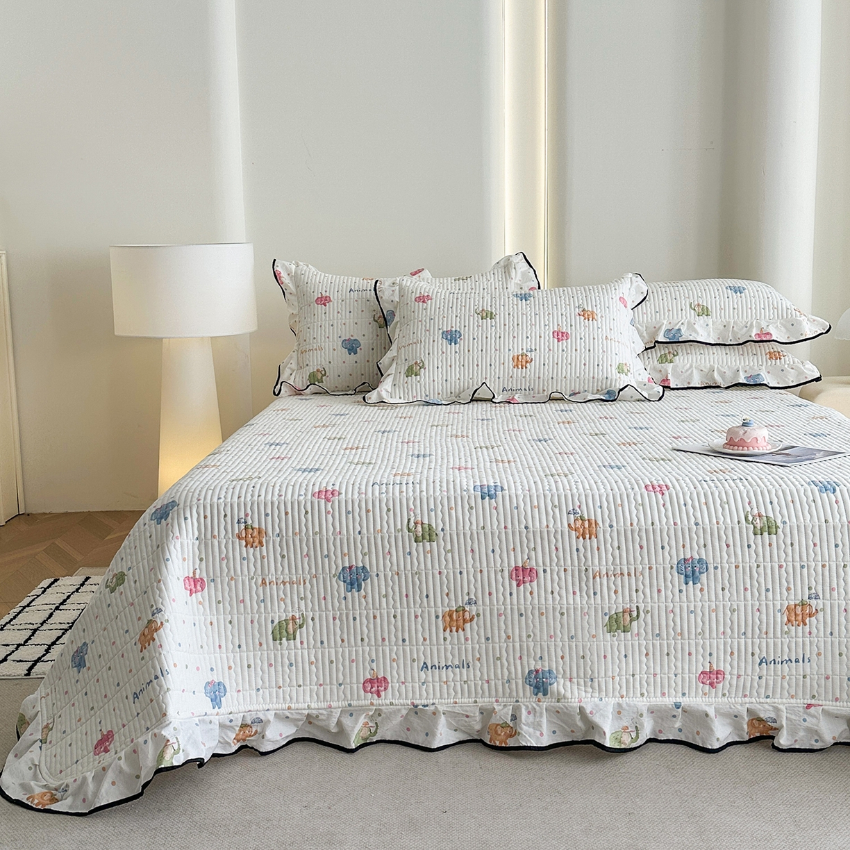 91家纺网 家纺一手货源 找家纺 幸嘉轩 2026新款双层纱花边床盖单件加厚夹棉云感皱皱纱花边款床单三件套 快乐小象