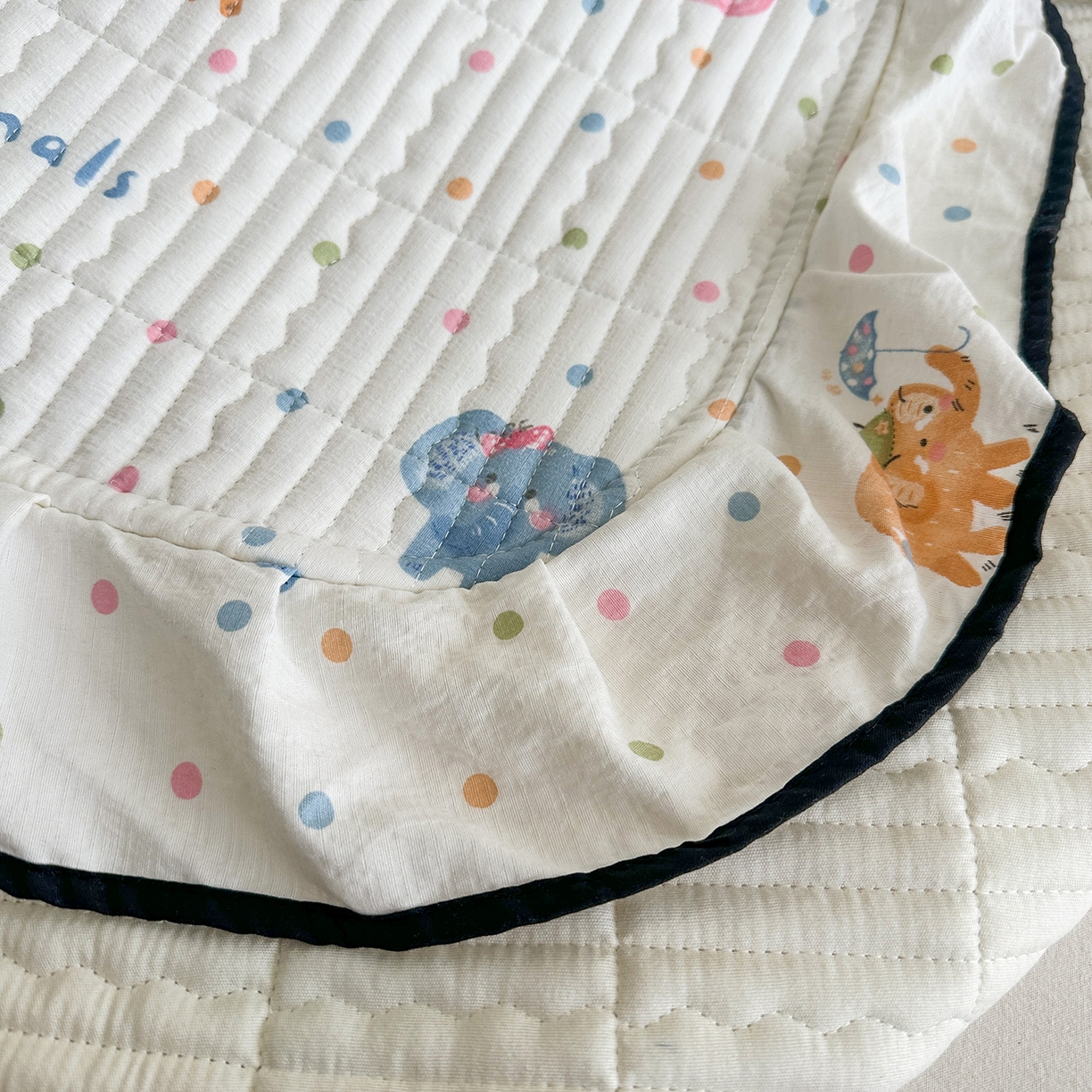 91家纺网 家纺一手货源 找家纺 幸嘉轩 2026新款双层纱花边床盖单件加厚夹棉云感皱皱纱花边款床单三件套 快乐小象