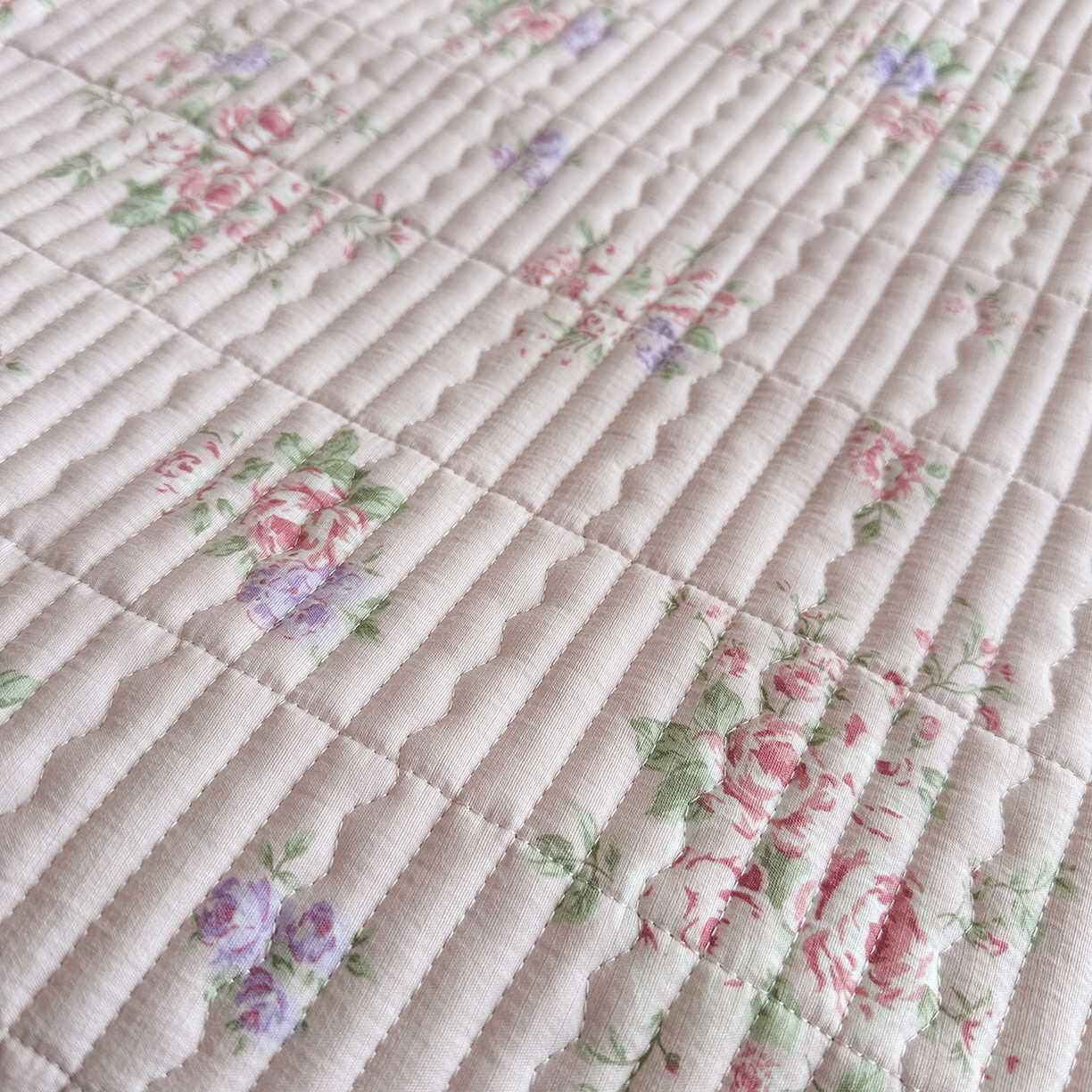 91家纺网 家纺一手货源 找家纺 幸嘉轩 2026新款双层纱花边床盖单件加厚夹棉云感皱皱纱花边款床单三件套 春华浓