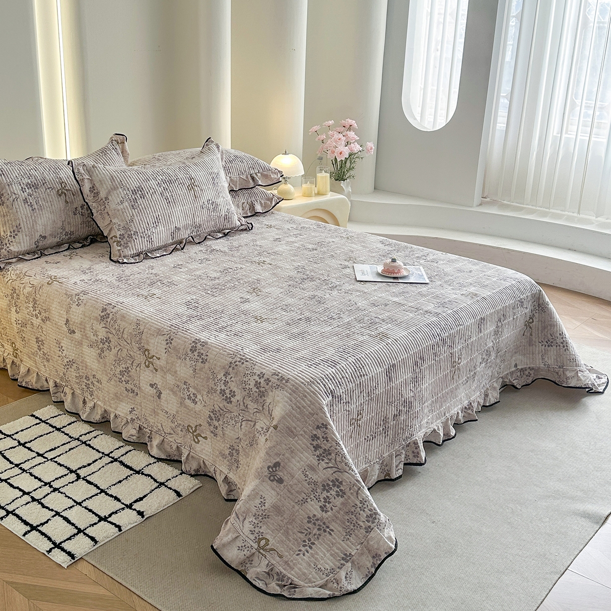 91家纺网 家纺一手货源 找家纺 幸嘉轩 2026新款双层纱花边床盖单件加厚夹棉云感皱皱纱花边款床单三件套 花姿-豆沙