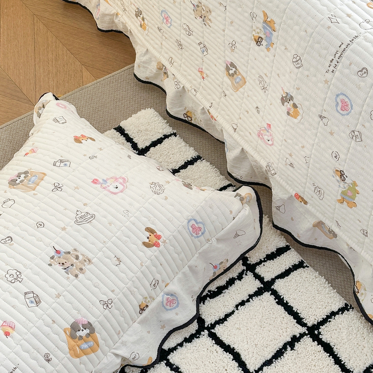 91家纺网 家纺一手货源 找家纺 幸嘉轩 2026新款双层纱花边床盖单件加厚夹棉云感皱皱纱花边款床单三件套 萌友聚会