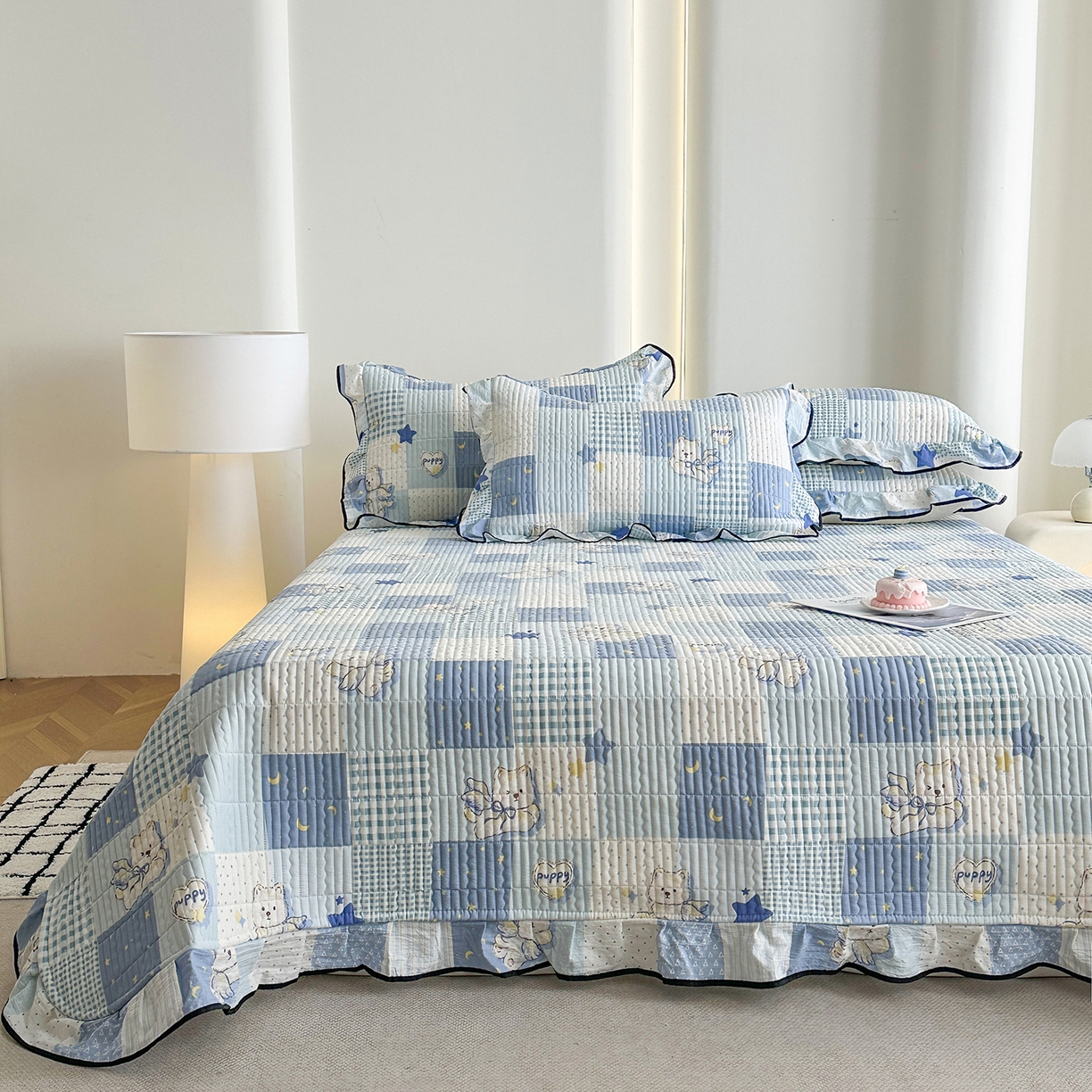 91家纺网 家纺一手货源 找家纺 幸嘉轩 2026新款双层纱花边床盖单件加厚夹棉云感皱皱纱花边款床单三件套 蓝色泡芙狗