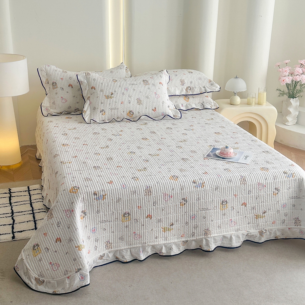 91家纺网 家纺一手货源 找家纺 幸嘉轩 2026新款双层纱花边床盖单件加厚夹棉云感皱皱纱花边款床单三件套 萌友聚会