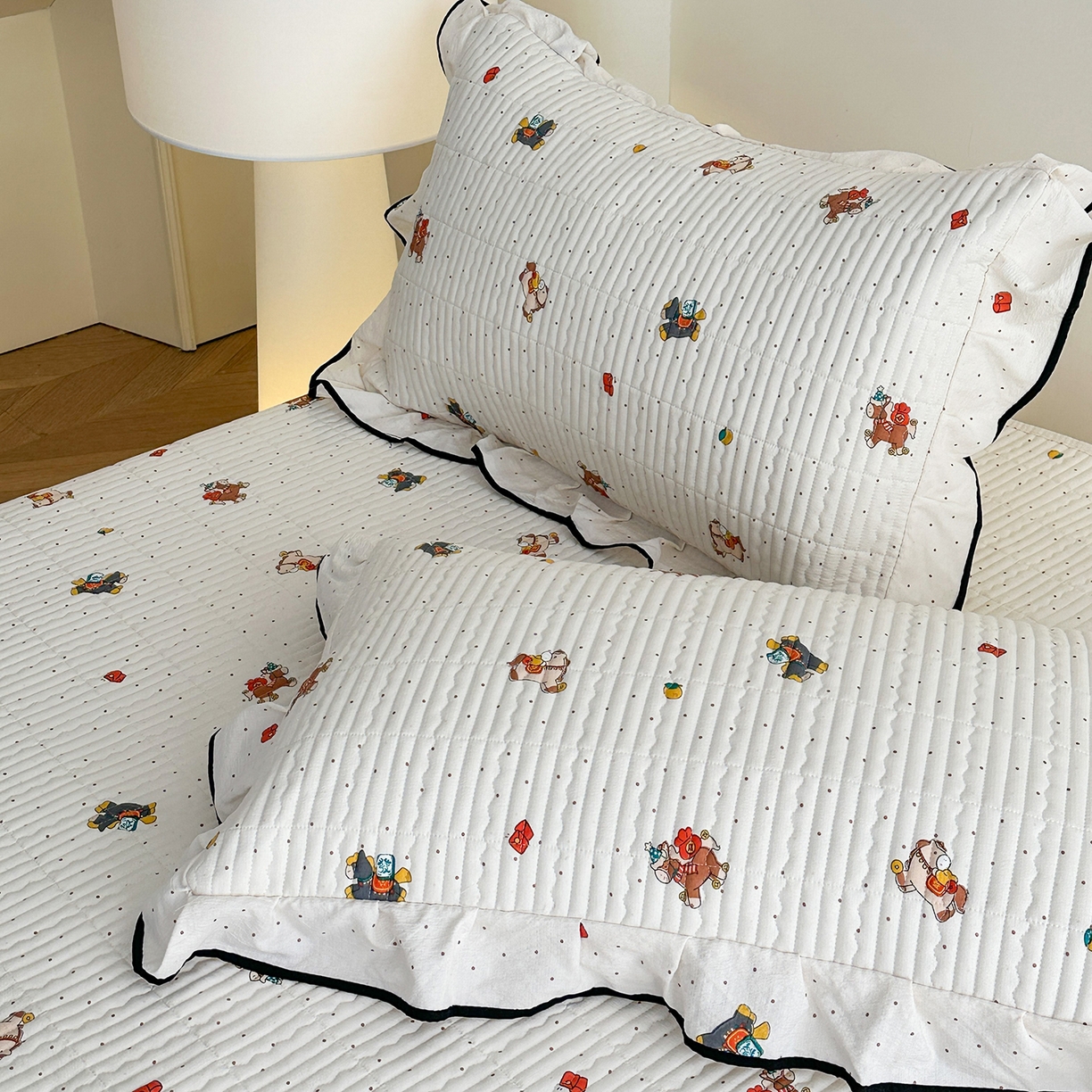 91家纺网 家纺一手货源 找家纺 幸嘉轩 2026新款双层纱花边床盖单件加厚夹棉云感皱皱纱花边款床单三件套 吉祥小马