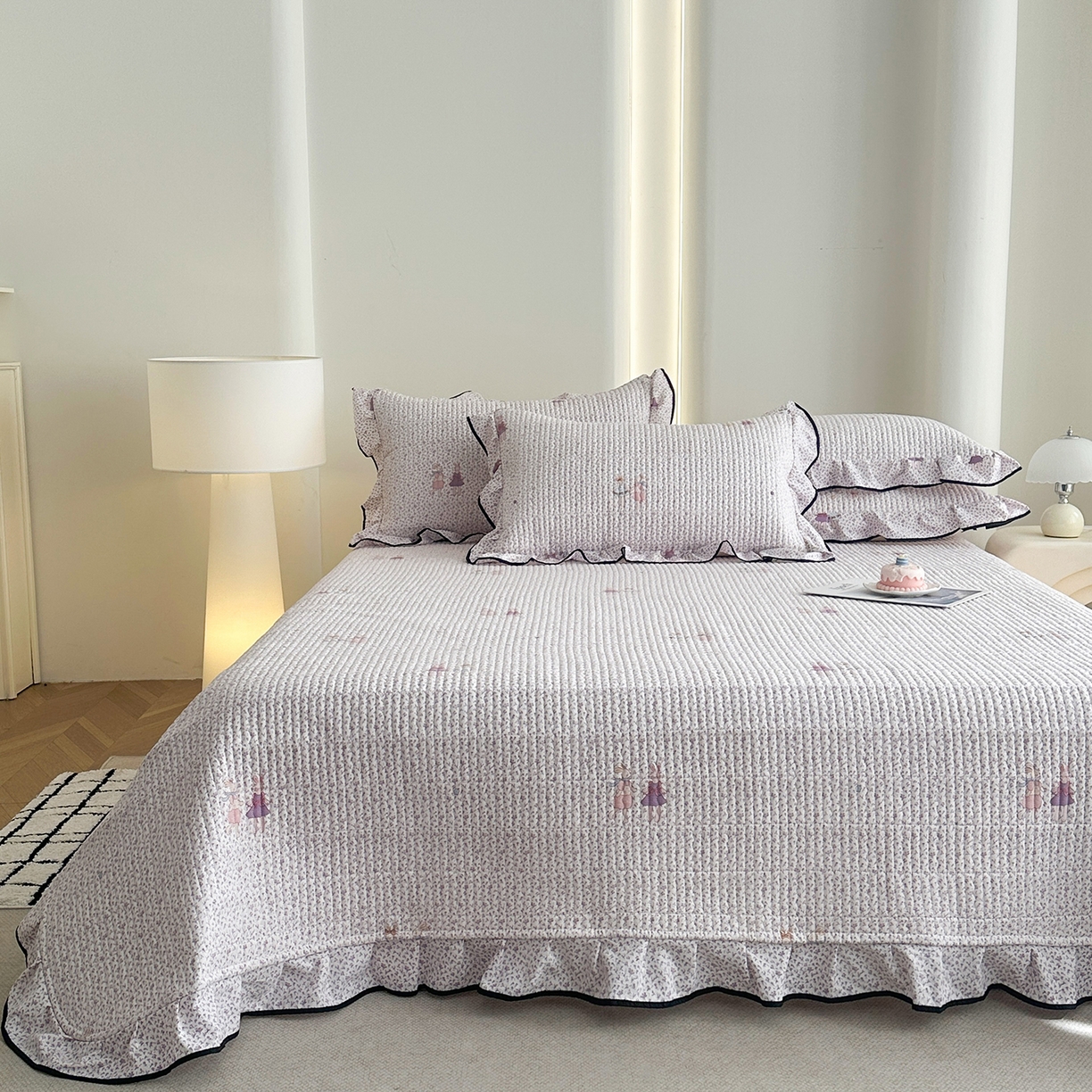 91家纺网 家纺一手货源 找家纺 幸嘉轩 2026新款双层纱花边床盖单件加厚夹棉云感皱皱纱花边款床单三件套 兔野仙踪