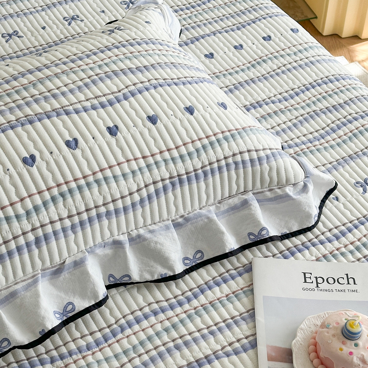 91家纺网 家纺一手货源 找家纺 幸嘉轩 2026新款双层纱花边床盖单件加厚夹棉云感皱皱纱花边款床单三件套 风的印记