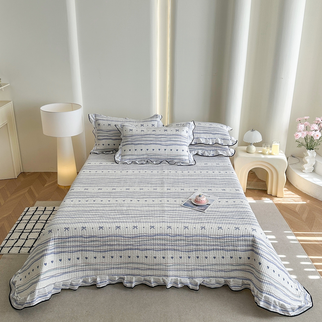 91家纺网 家纺一手货源 找家纺 幸嘉轩 2026新款双层纱花边床盖单件加厚夹棉云感皱皱纱花边款床单三件套 风的印记