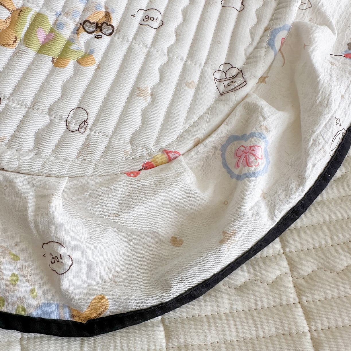 91家纺网 家纺一手货源 找家纺 幸嘉轩 2026新款双层纱花边床盖单件加厚夹棉云感皱皱纱花边款床单三件套 萌友聚会