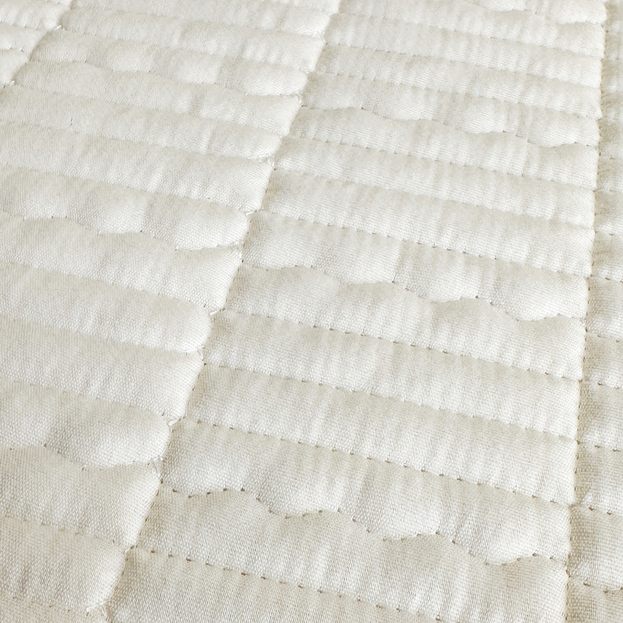 91家纺网 家纺一手货源 找家纺 幸嘉轩 2026新款双层纱花边床盖单件加厚夹棉云感皱皱纱花边款床单三件套 风的印记