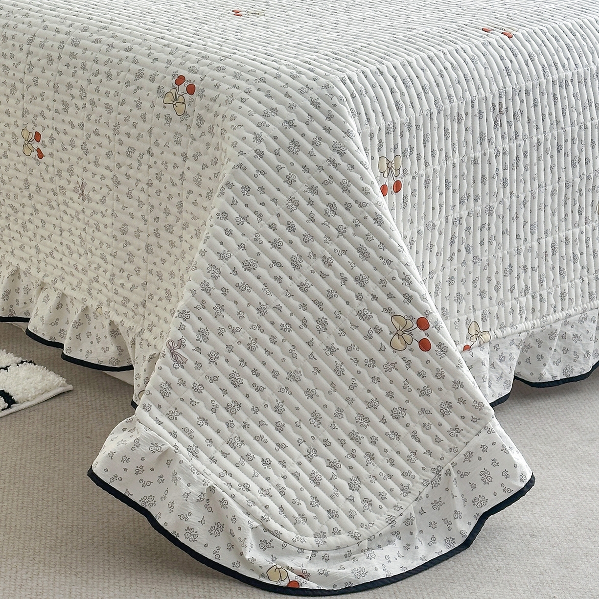 91家纺网 家纺一手货源 找家纺 幸嘉轩 2026新款双层纱花边床盖单件加厚夹棉云感皱皱纱花边款床单三件套 一颗樱桃