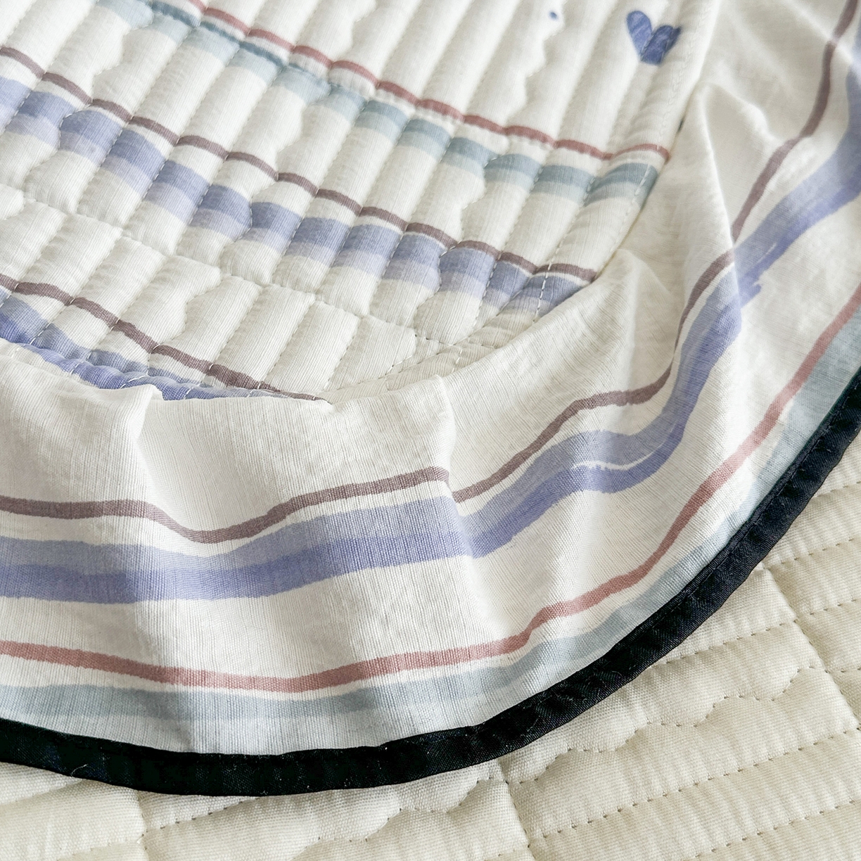 91家纺网 家纺一手货源 找家纺 幸嘉轩 2026新款双层纱花边床盖单件加厚夹棉云感皱皱纱花边款床单三件套 风的印记