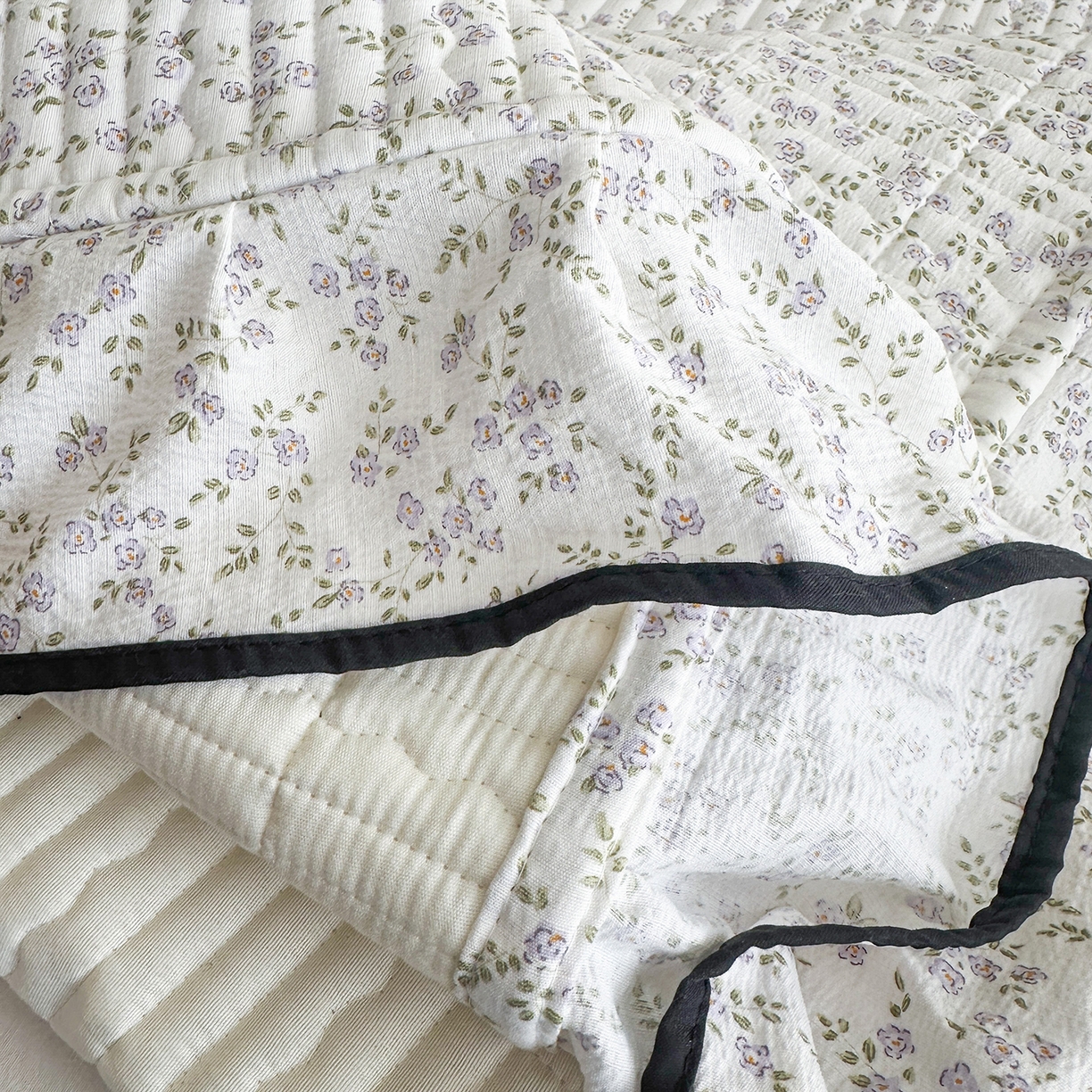 91家纺网 家纺一手货源 找家纺 幸嘉轩 2026新款双层纱花边床盖单件加厚夹棉云感皱皱纱花边款床单三件套 莫奈-紫