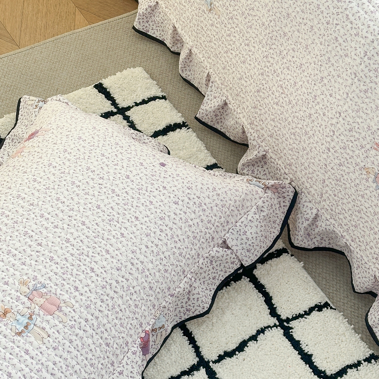 91家纺网 家纺一手货源 找家纺 幸嘉轩 2026新款双层纱花边床盖单件加厚夹棉云感皱皱纱花边款床单三件套 兔野仙踪