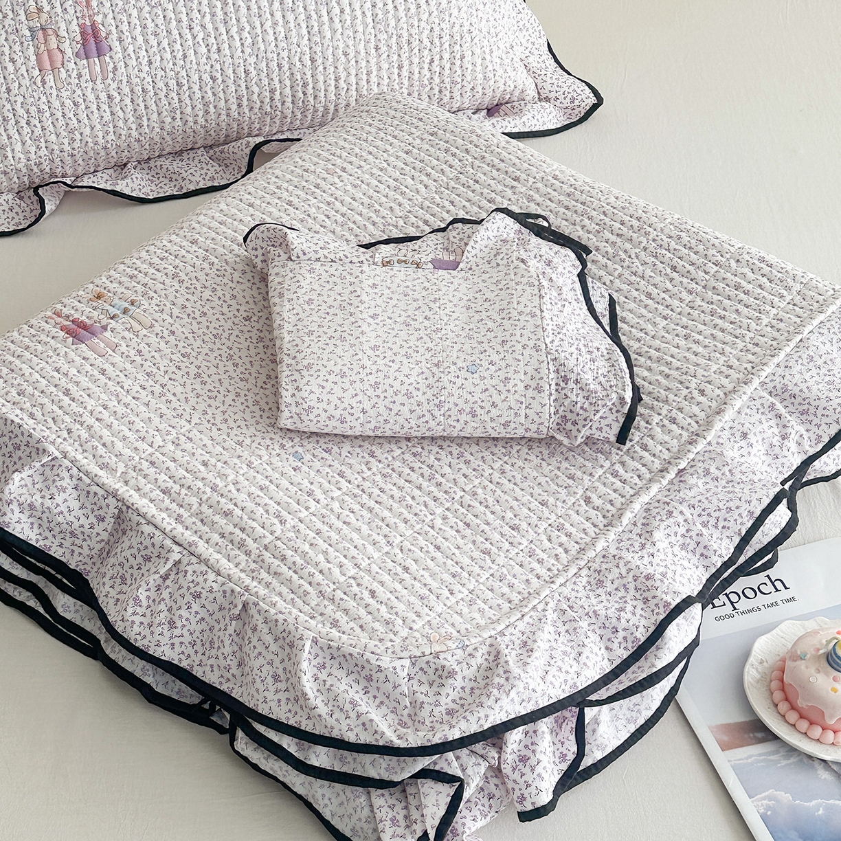 91家纺网 家纺一手货源 找家纺 幸嘉轩 2026新款双层纱花边床盖单件加厚夹棉云感皱皱纱花边款床单三件套 兔野仙踪