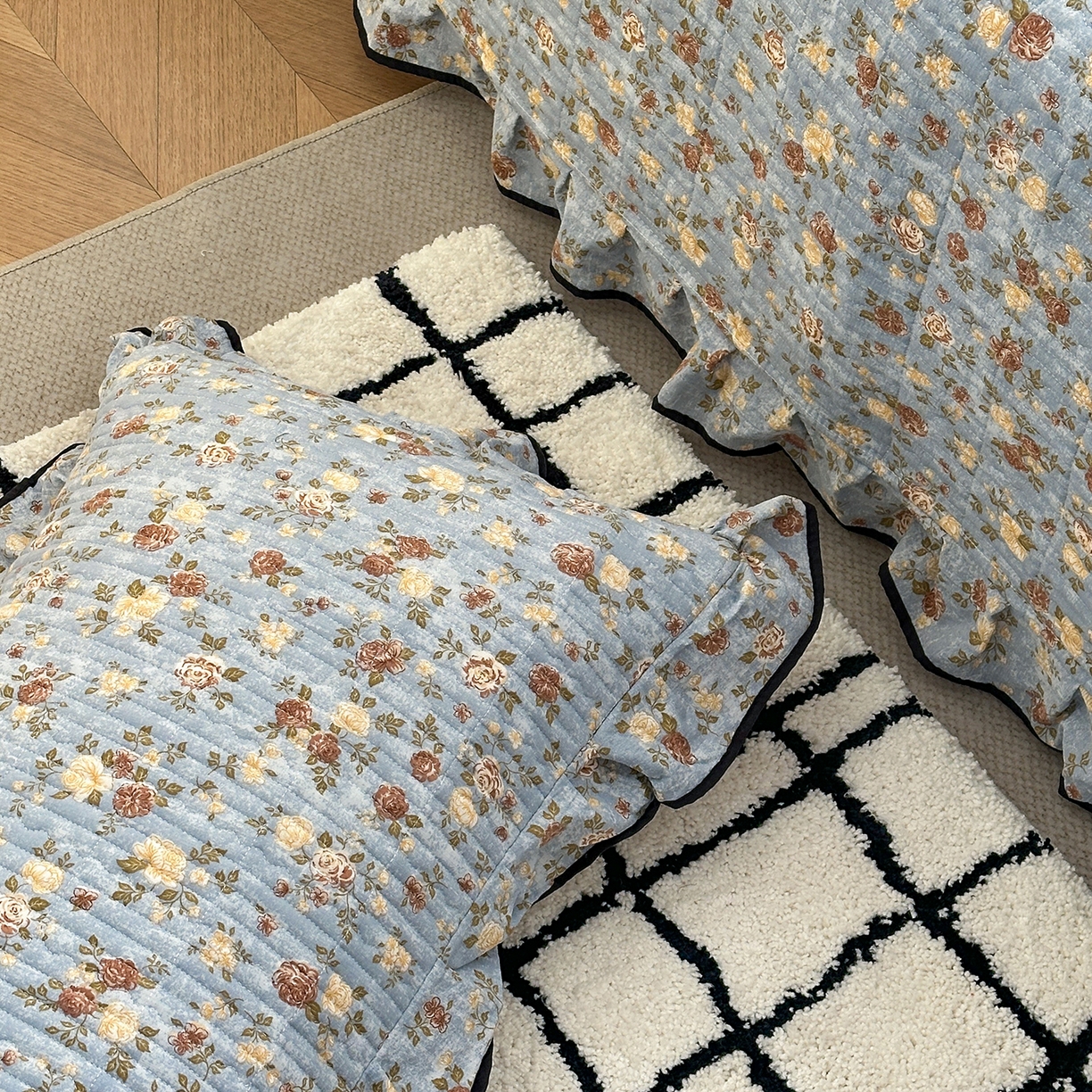 91家纺网 家纺一手货源 找家纺 幸嘉轩 2026新款双层纱花边床盖单件加厚夹棉云感皱皱纱花边款床单三件套 醉玲珑