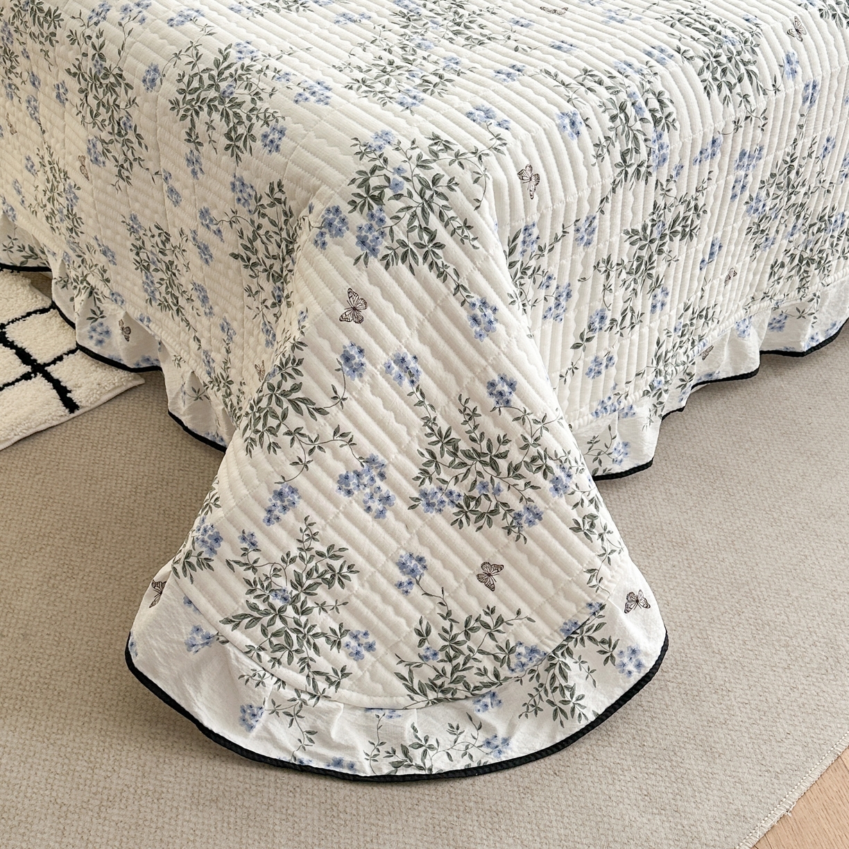 91家纺网 家纺一手货源 找家纺 幸嘉轩 2026新款双层纱花边床盖单件加厚夹棉云感皱皱纱花边款床单三件套 花香容