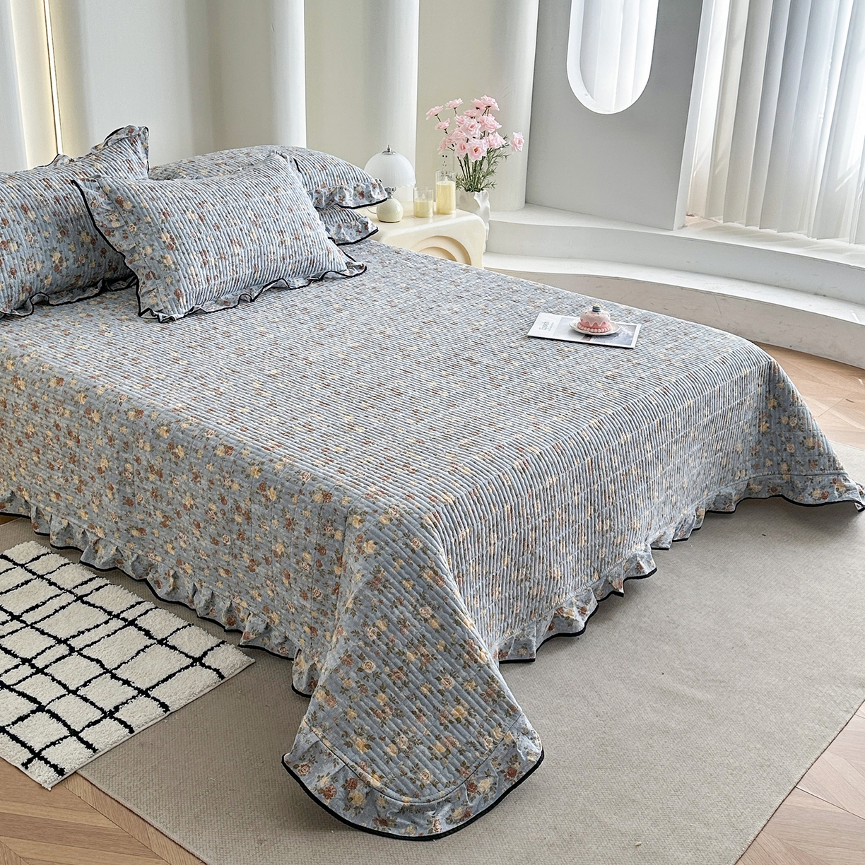 91家纺网 家纺一手货源 找家纺 幸嘉轩 2026新款双层纱花边床盖单件加厚夹棉云感皱皱纱花边款床单三件套 醉玲珑