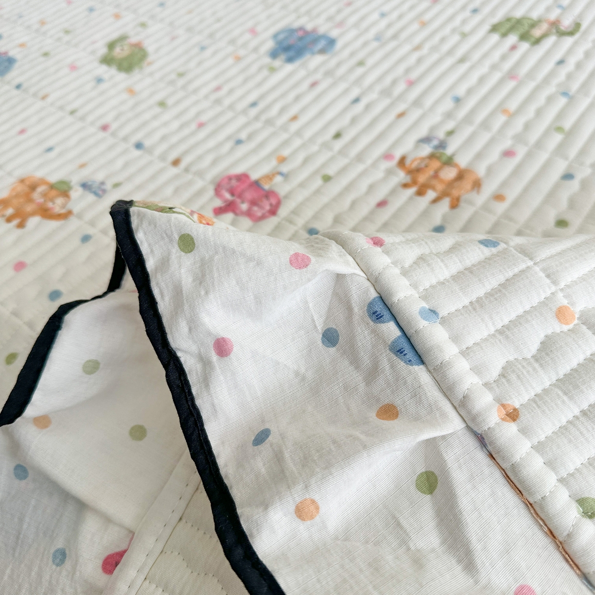 91家纺网 家纺一手货源 找家纺 幸嘉轩 2026新款双层纱花边床盖单件加厚夹棉云感皱皱纱花边款床单三件套 快乐小象