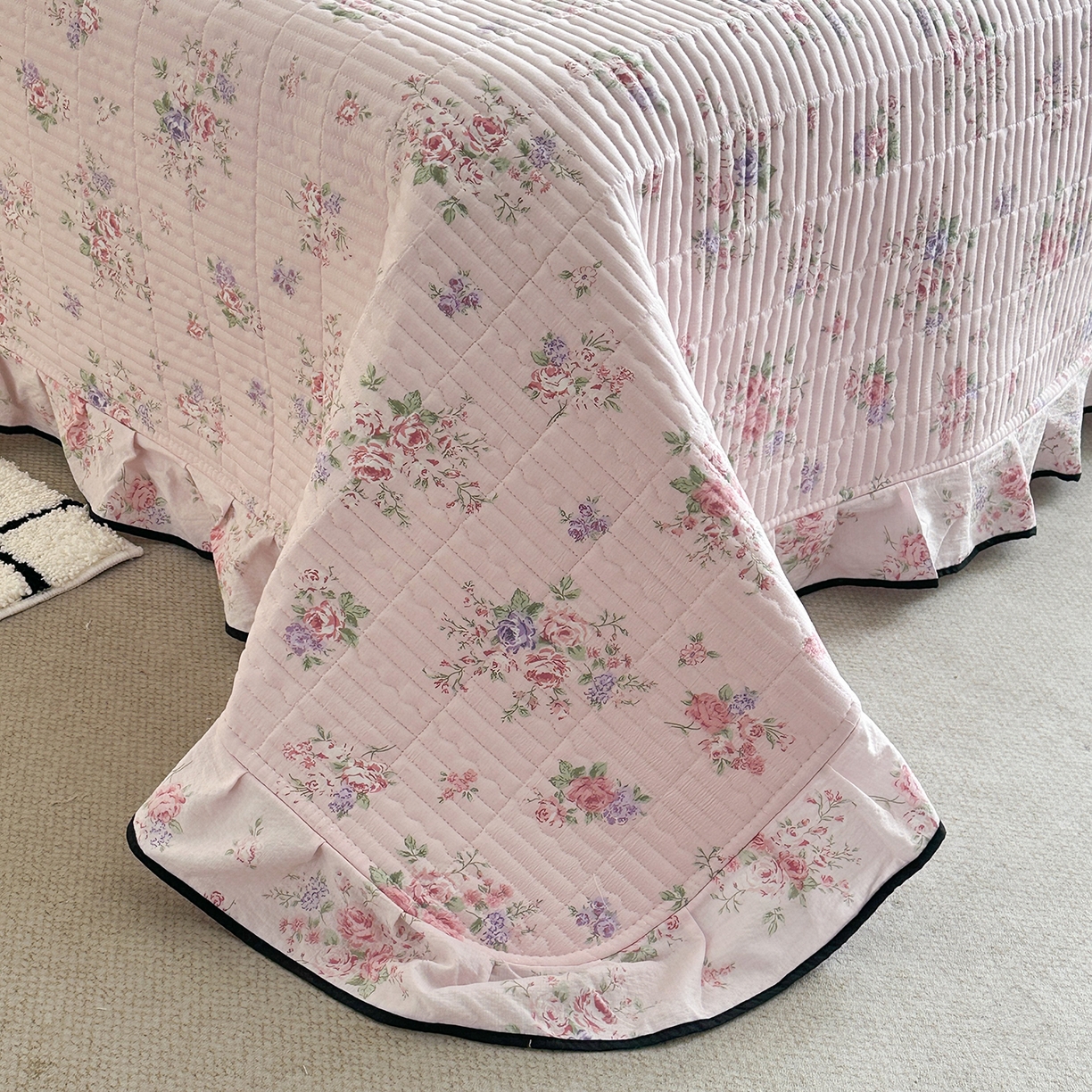 91家纺网 家纺一手货源 找家纺 幸嘉轩 2026新款双层纱花边床盖单件加厚夹棉云感皱皱纱花边款床单三件套 春华浓