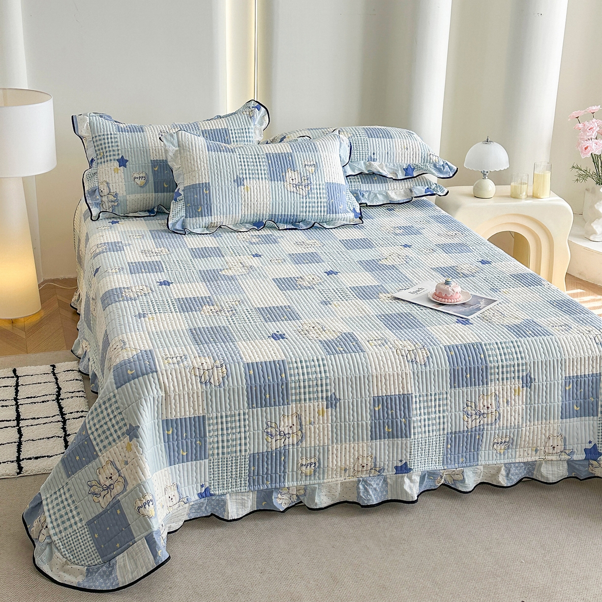 91家纺网 家纺一手货源 找家纺 幸嘉轩 2026新款双层纱花边床盖单件加厚夹棉云感皱皱纱花边款床单三件套 蓝色泡芙狗