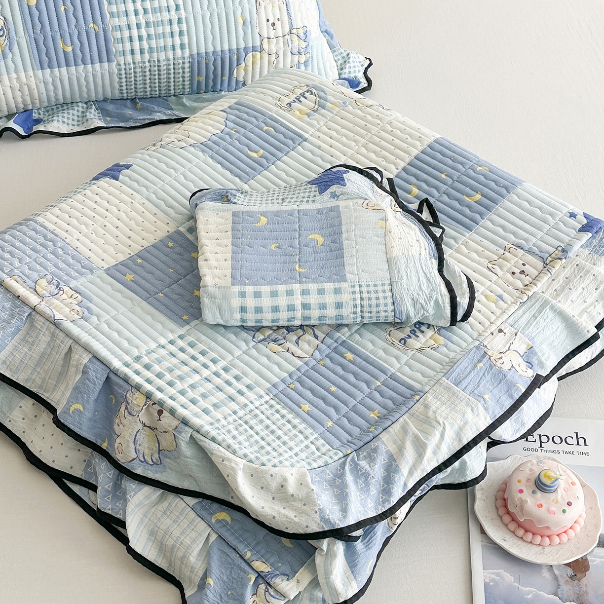 91家纺网 家纺一手货源 找家纺 幸嘉轩 2026新款双层纱花边床盖单件加厚夹棉云感皱皱纱花边款床单三件套 蓝色泡芙狗