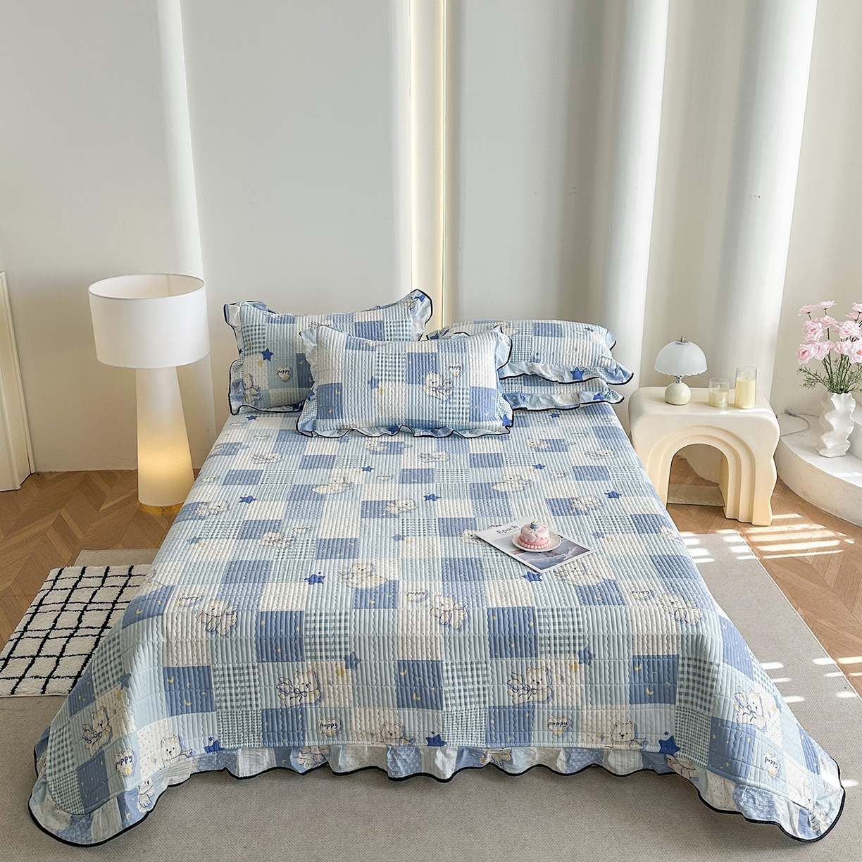 91家纺网 家纺一手货源 找家纺 幸嘉轩 2026新款双层纱花边床盖单件加厚夹棉云感皱皱纱花边款床单三件套 蓝色泡芙狗