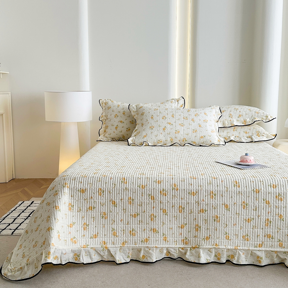 91家纺网 家纺一手货源 找家纺 幸嘉轩 2026新款双层纱花边床盖单件加厚夹棉云感皱皱纱花边款床单三件套 半岛花园