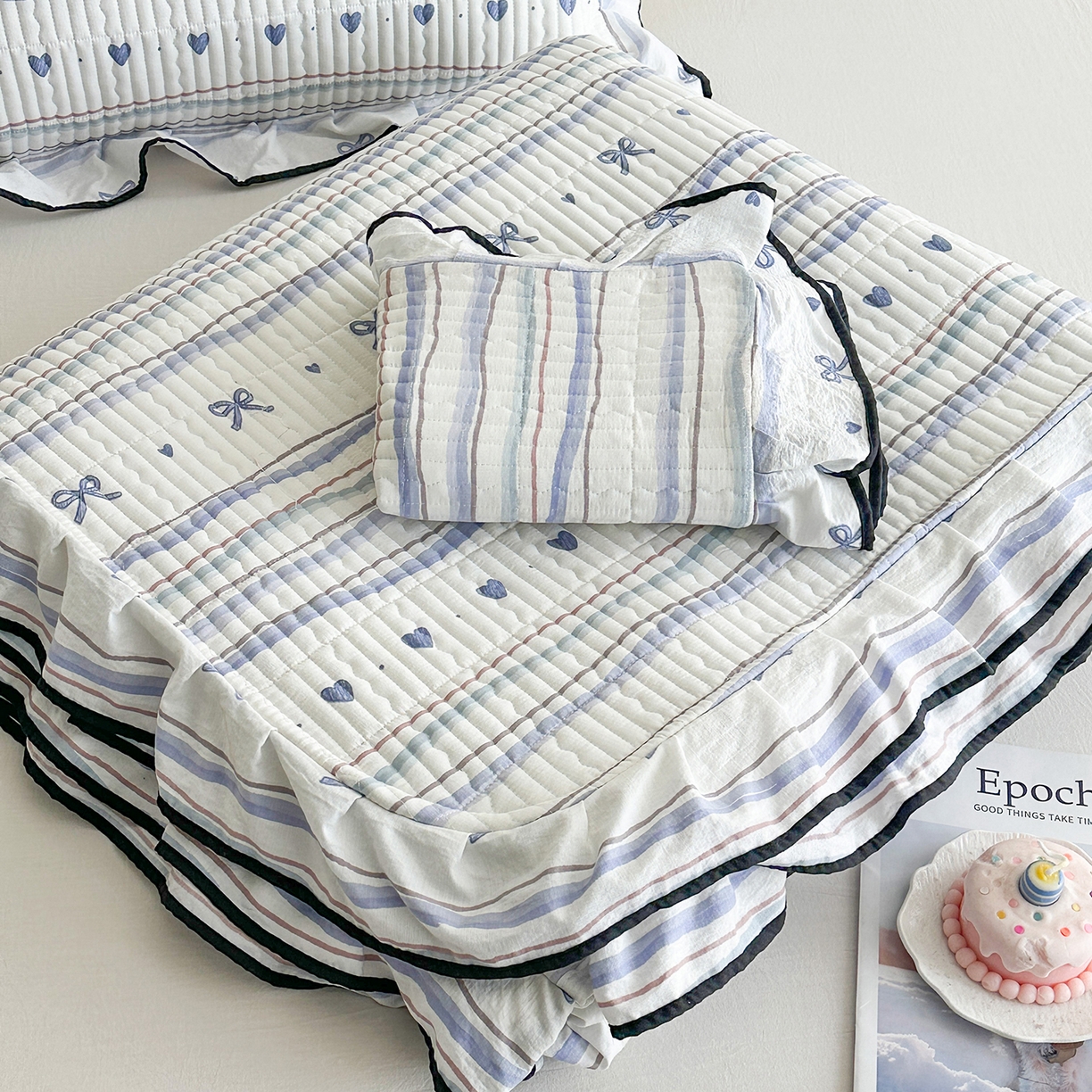 91家纺网 家纺一手货源 找家纺 幸嘉轩 2026新款双层纱花边床盖单件加厚夹棉云感皱皱纱花边款床单三件套 风的印记