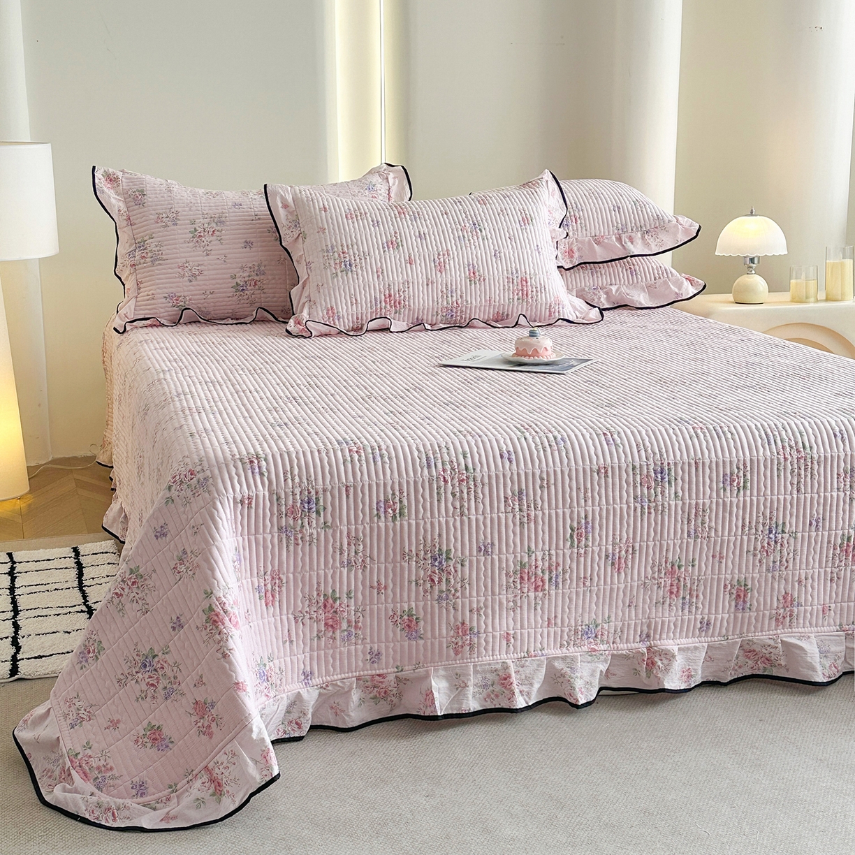 91家纺网 家纺一手货源 找家纺 幸嘉轩 2026新款双层纱花边床盖单件加厚夹棉云感皱皱纱花边款床单三件套 春华浓