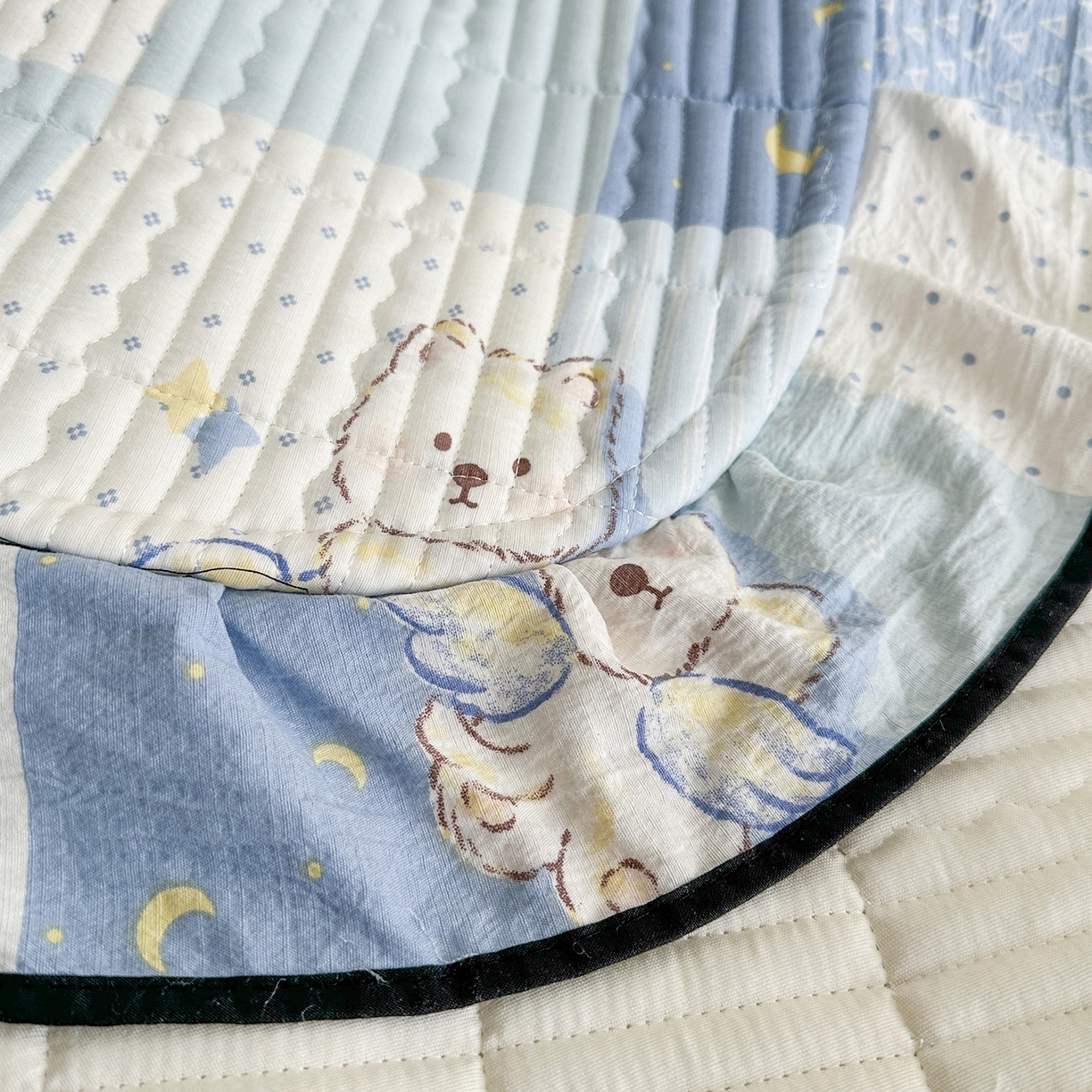 91家纺网 家纺一手货源 找家纺 幸嘉轩 2026新款双层纱花边床盖单件加厚夹棉云感皱皱纱花边款床单三件套 蓝色泡芙狗