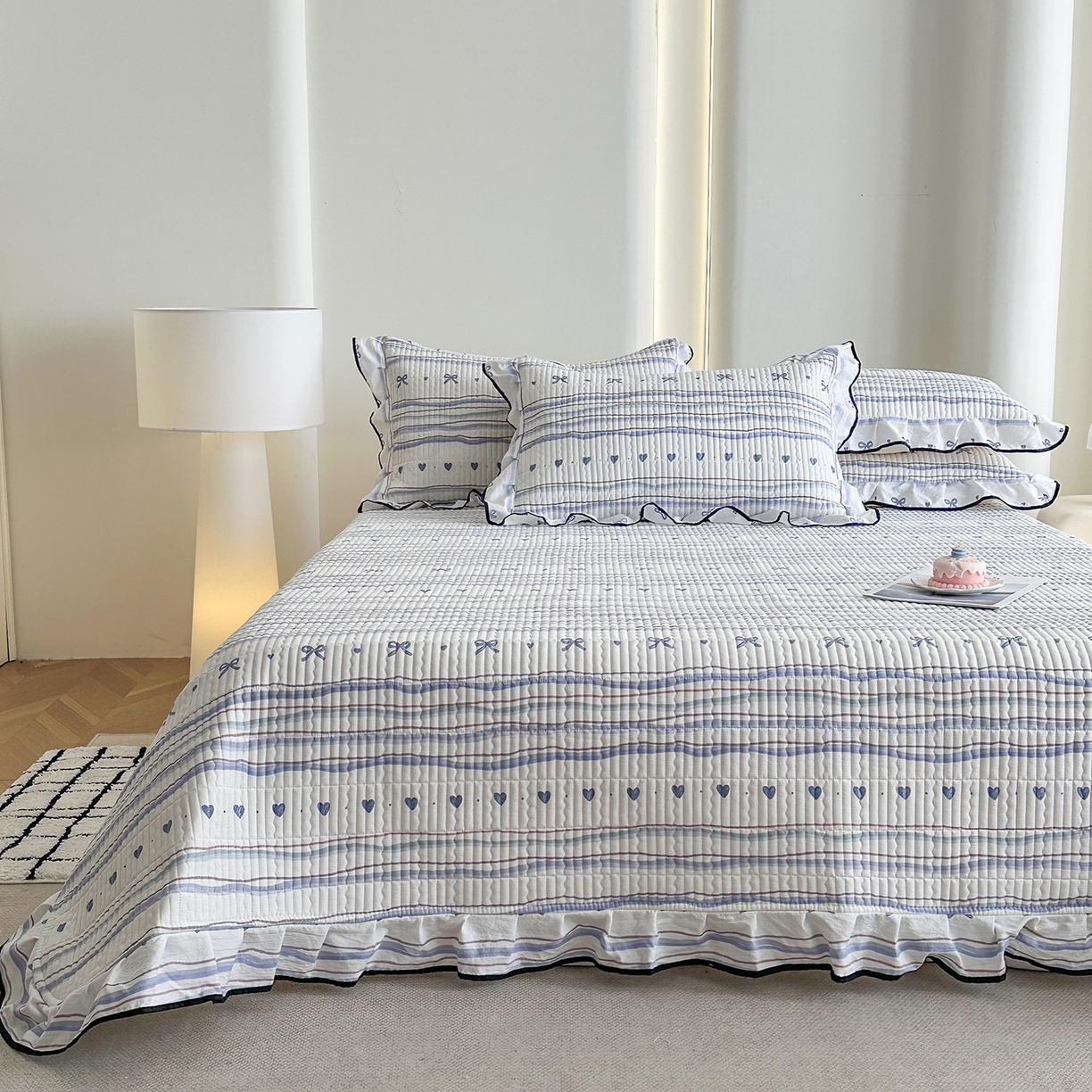 91家纺网 家纺一手货源 找家纺 幸嘉轩 2026新款双层纱花边床盖单件加厚夹棉云感皱皱纱花边款床单三件套 风的印记