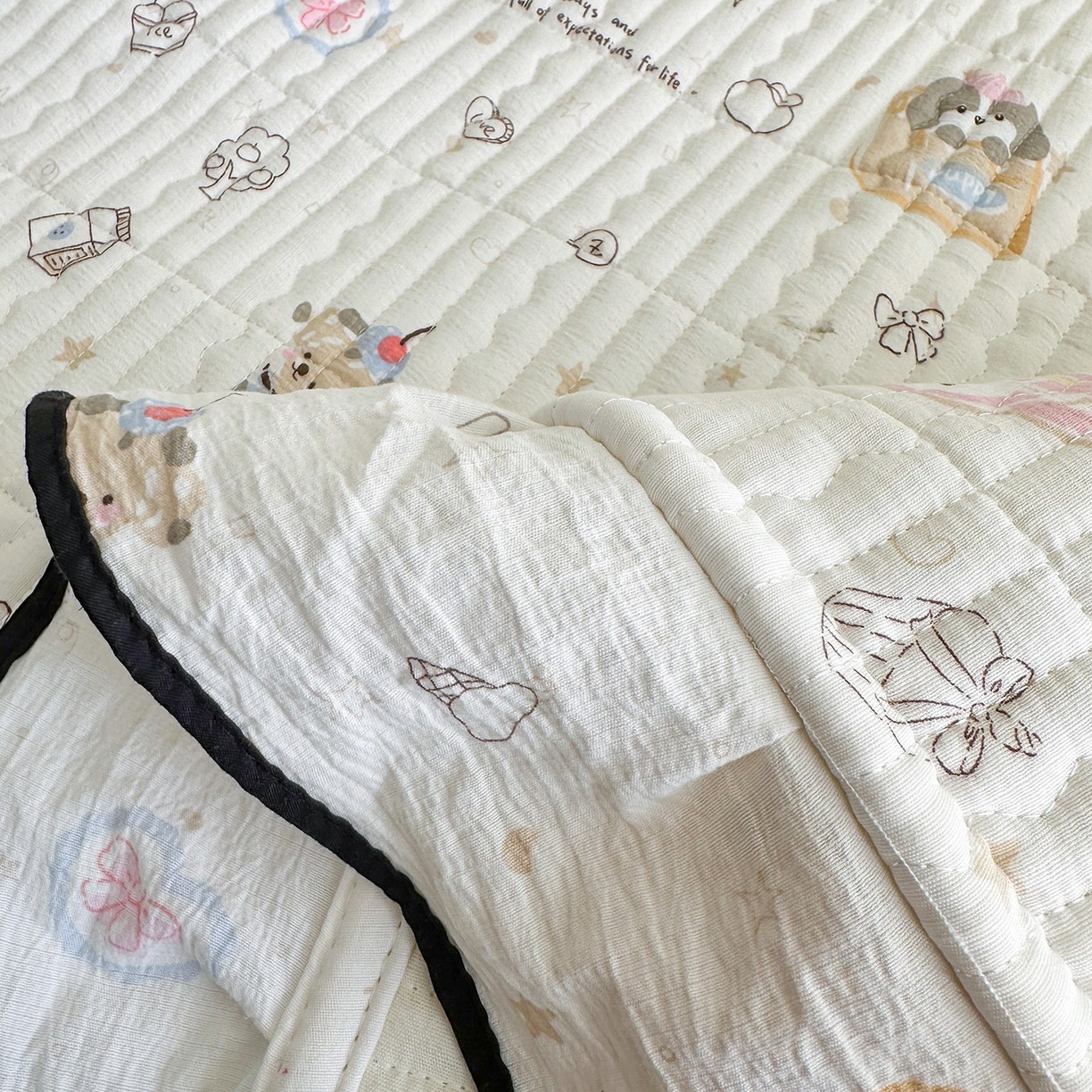 91家纺网 家纺一手货源 找家纺 幸嘉轩 2026新款双层纱花边床盖单件加厚夹棉云感皱皱纱花边款床单三件套 萌友聚会