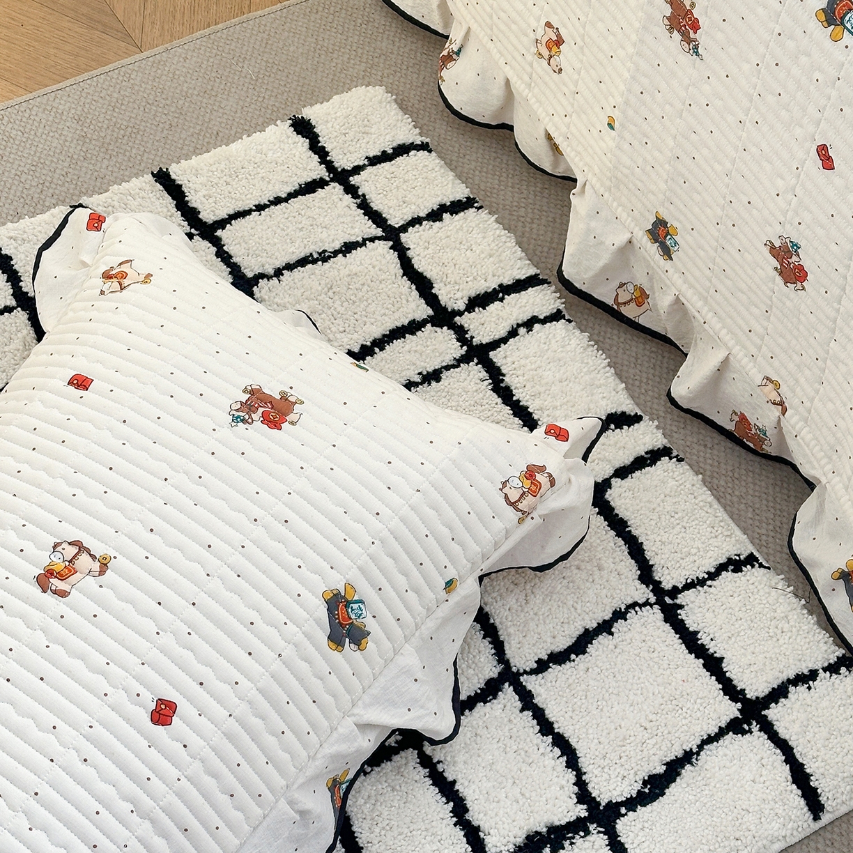 91家纺网 家纺一手货源 找家纺 幸嘉轩 2026新款双层纱花边床盖单件加厚夹棉云感皱皱纱花边款床单三件套 吉祥小马