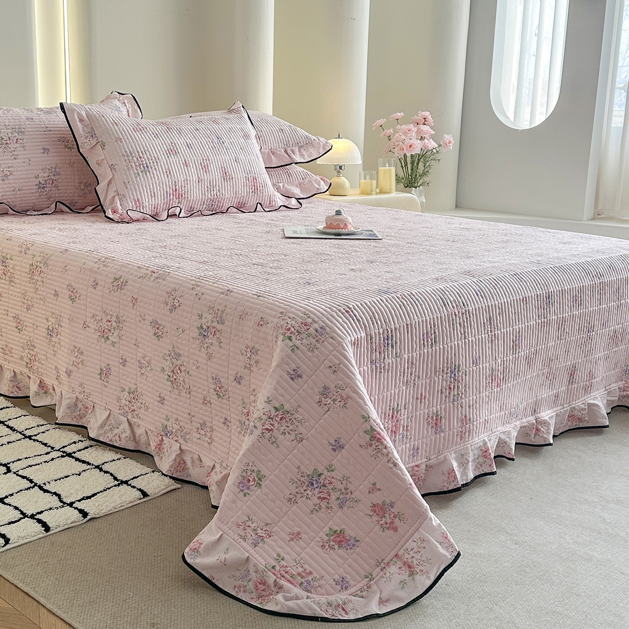 91家纺网 家纺一手货源 找家纺 幸嘉轩 2026新款双层纱花边床盖单件加厚夹棉云感皱皱纱花边款床单三件套 春华浓