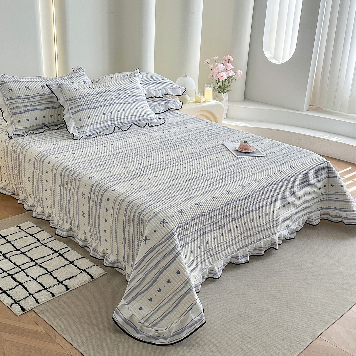 91家纺网 家纺一手货源 找家纺 幸嘉轩 2026新款双层纱花边床盖单件加厚夹棉云感皱皱纱花边款床单三件套 风的印记