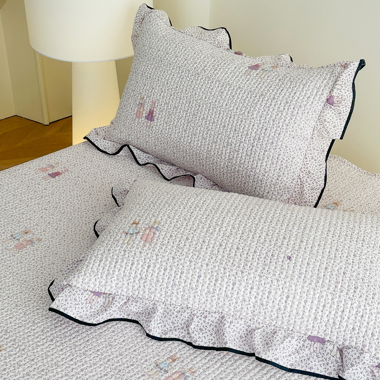 91家纺网 家纺一手货源 找家纺 幸嘉轩 2026新款双层纱花边床盖单件加厚夹棉云感皱皱纱花边款床单三件套 兔野仙踪