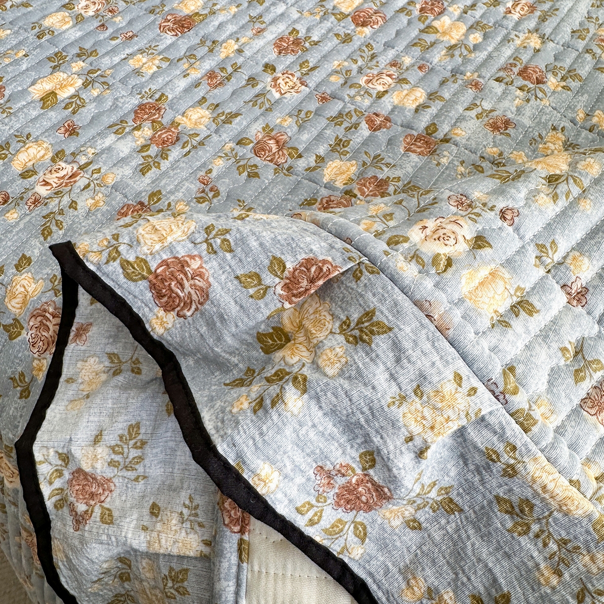 91家纺网 家纺一手货源 找家纺 幸嘉轩 2026新款双层纱花边床盖单件加厚夹棉云感皱皱纱花边款床单三件套 醉玲珑