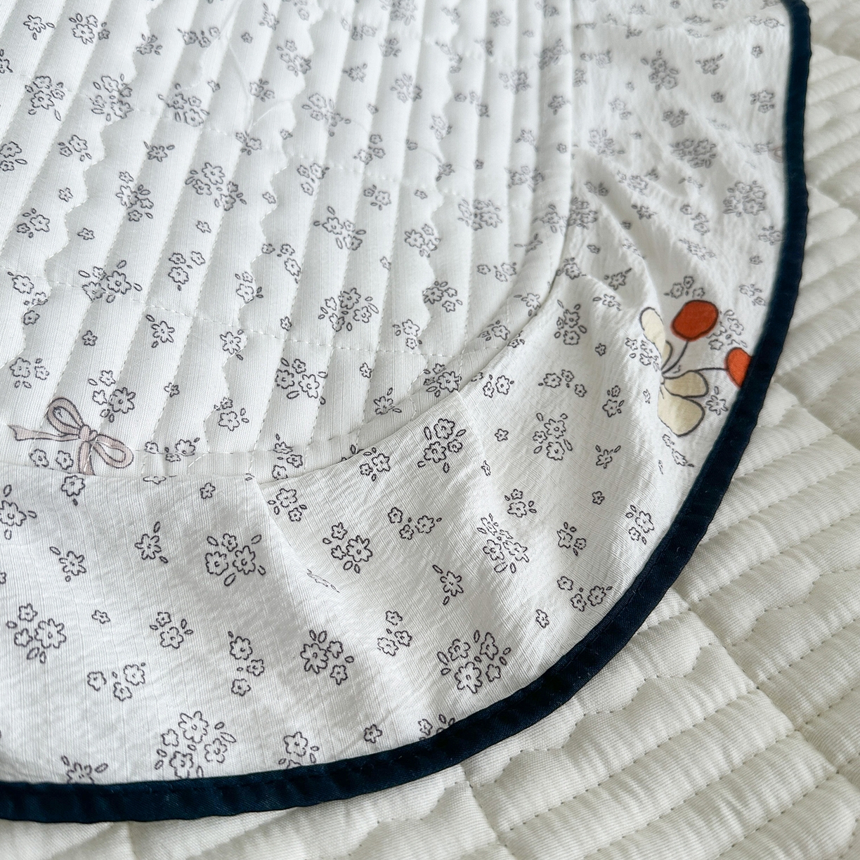 91家纺网 家纺一手货源 找家纺 幸嘉轩 2026新款双层纱花边床盖单件加厚夹棉云感皱皱纱花边款床单三件套 一颗樱桃