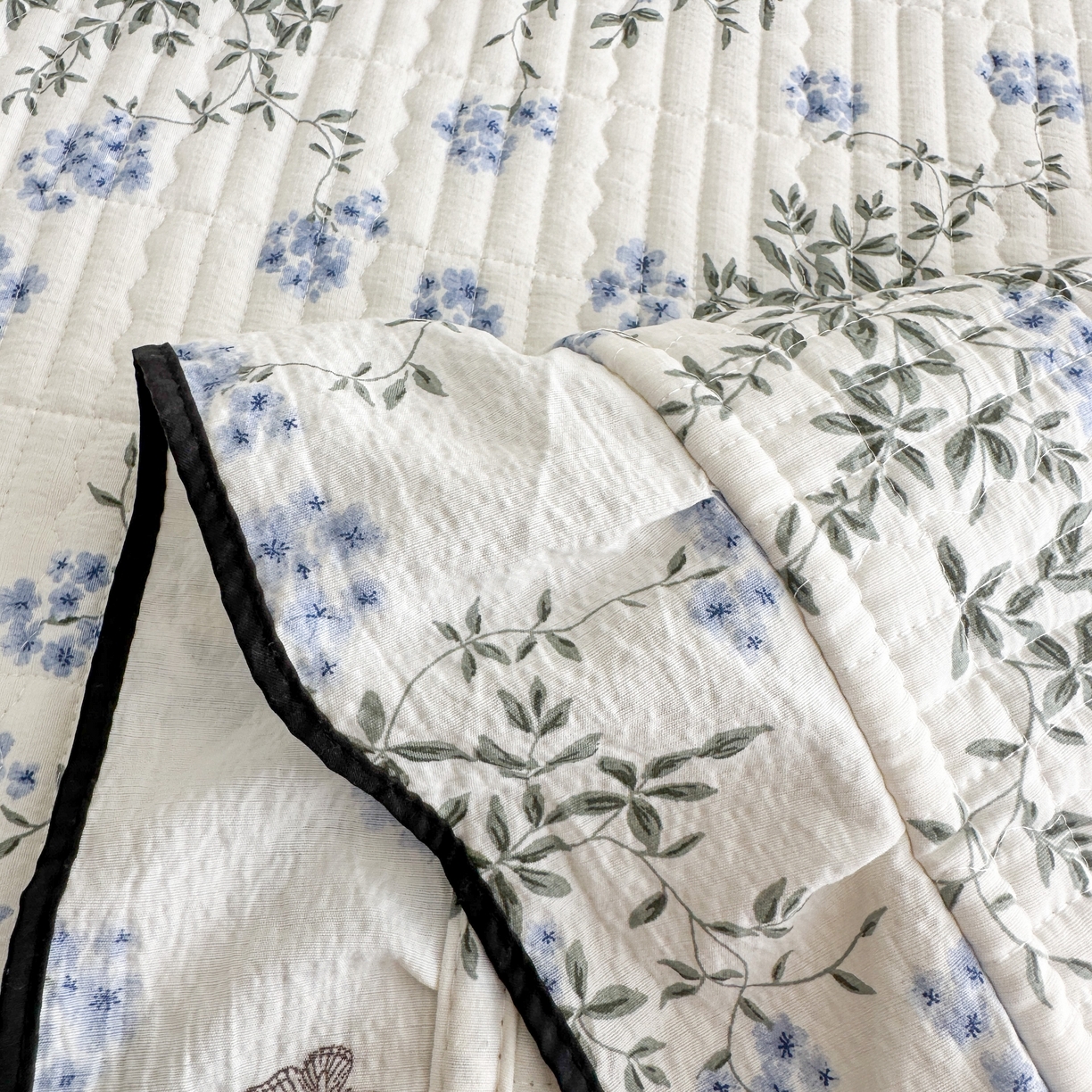 91家纺网 家纺一手货源 找家纺 幸嘉轩 2026新款双层纱花边床盖单件加厚夹棉云感皱皱纱花边款床单三件套 花香容