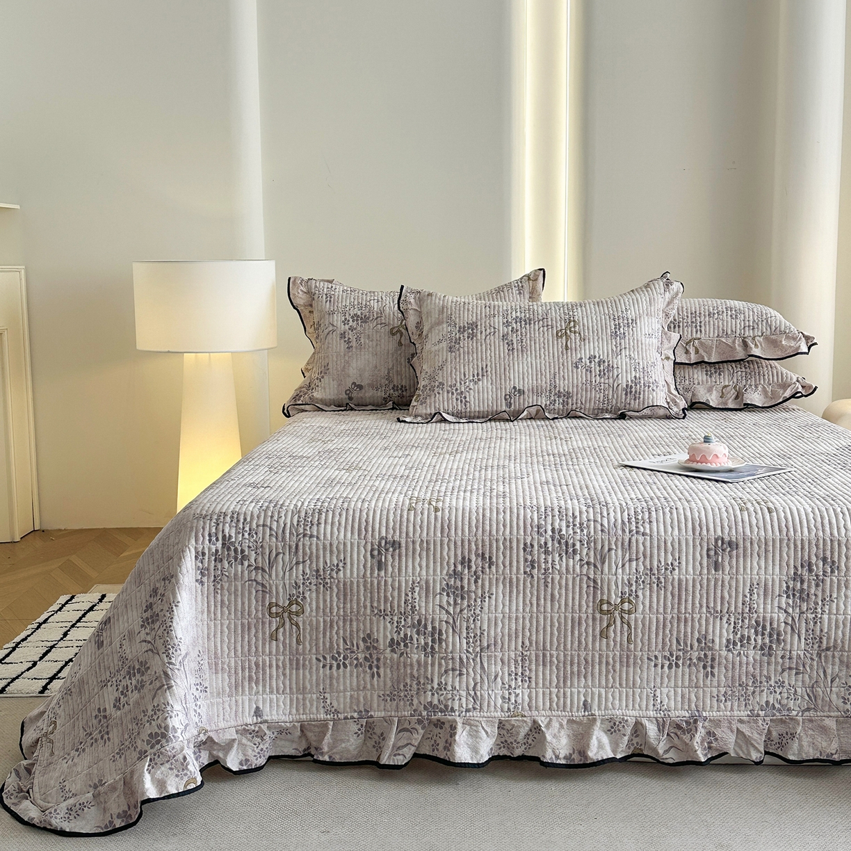 91家纺网 家纺一手货源 找家纺 幸嘉轩 2026新款双层纱花边床盖单件加厚夹棉云感皱皱纱花边款床单三件套 花姿-豆沙