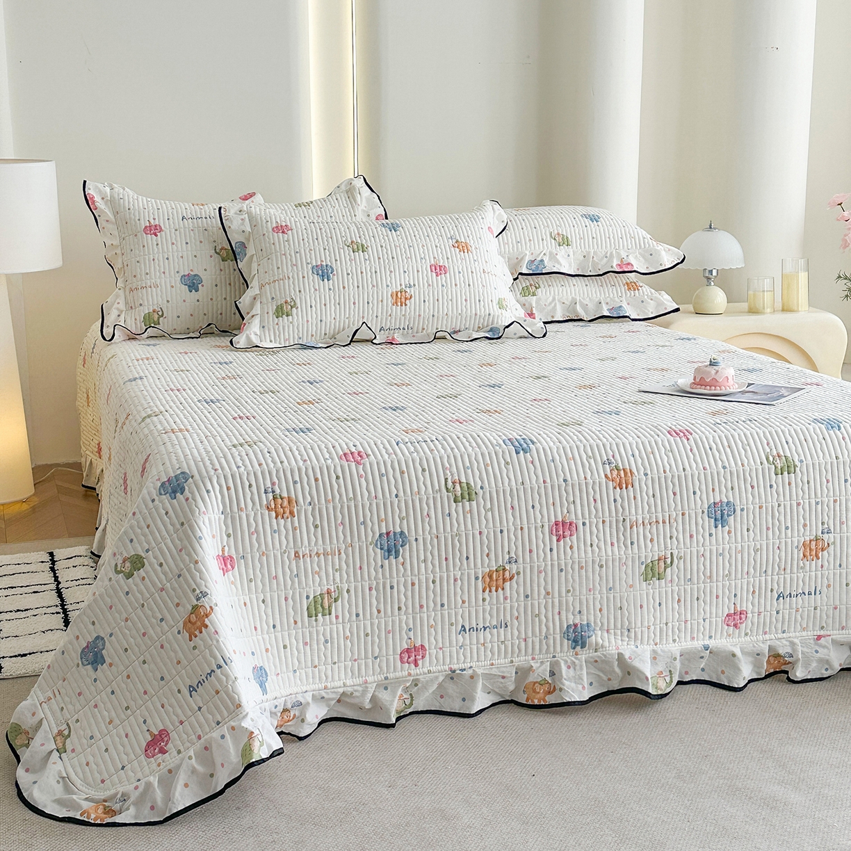 91家纺网 家纺一手货源 找家纺 幸嘉轩 2026新款双层纱花边床盖单件加厚夹棉云感皱皱纱花边款床单三件套 快乐小象