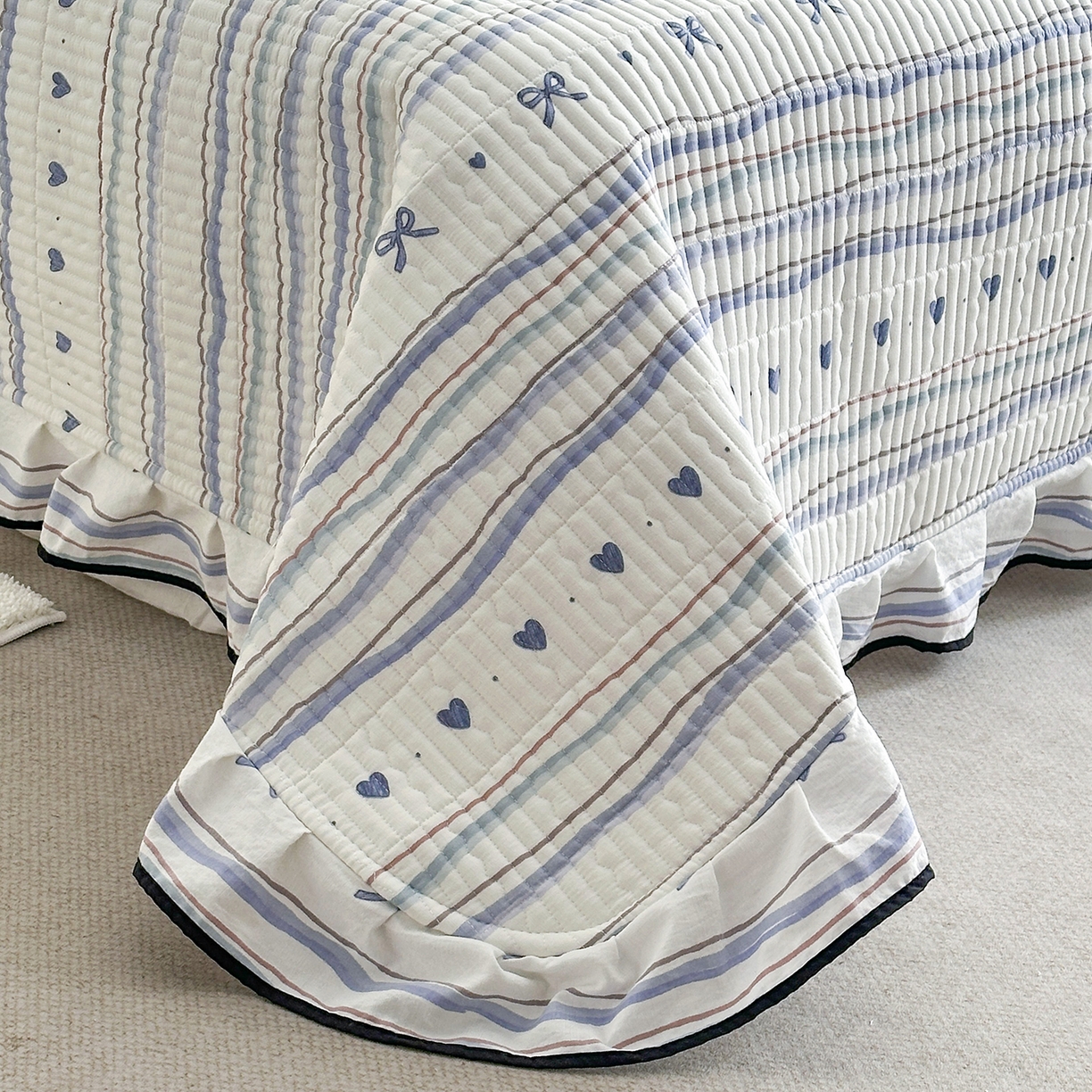 91家纺网 家纺一手货源 找家纺 幸嘉轩 2026新款双层纱花边床盖单件加厚夹棉云感皱皱纱花边款床单三件套 风的印记