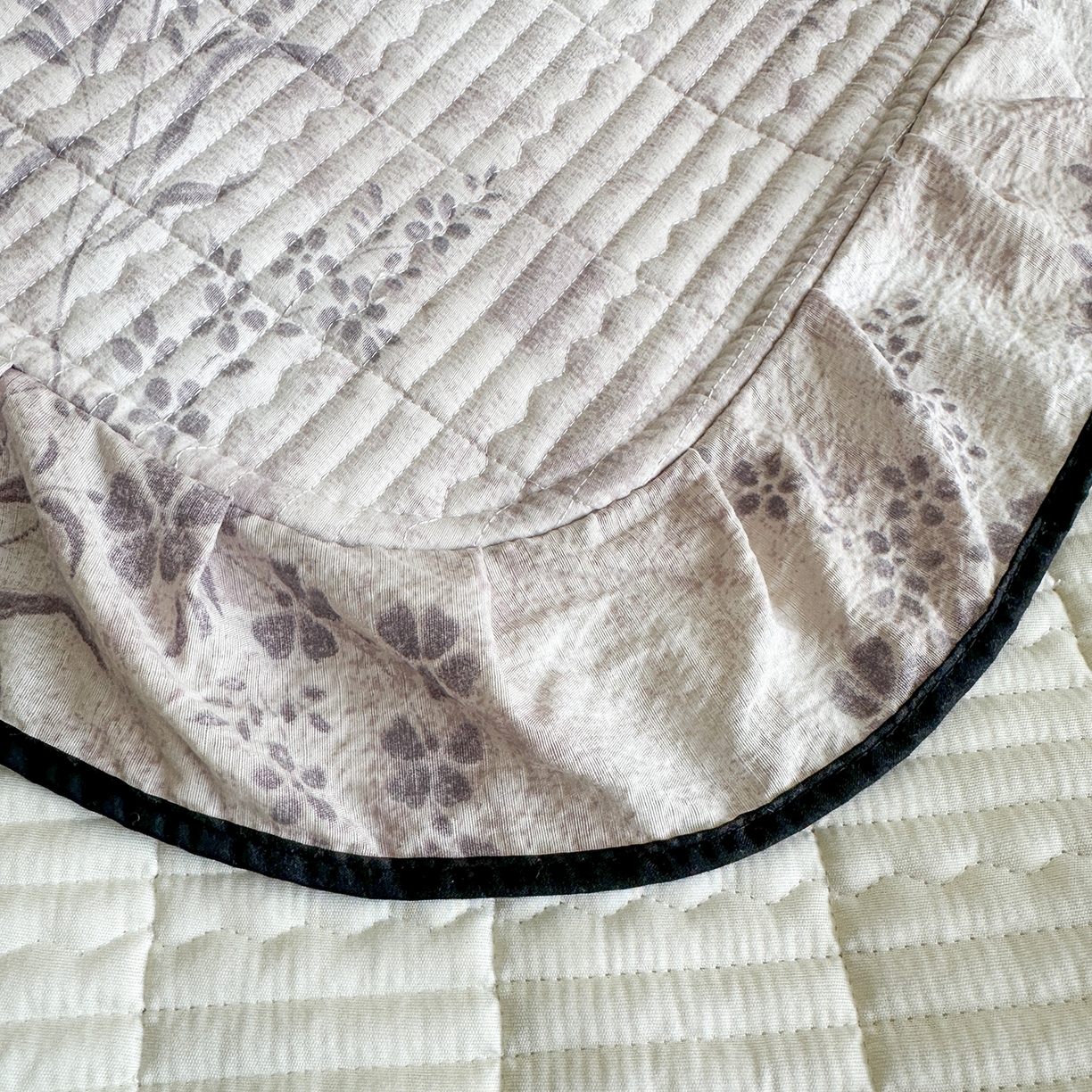 91家纺网 家纺一手货源 找家纺 幸嘉轩 2026新款双层纱花边床盖单件加厚夹棉云感皱皱纱花边款床单三件套 花姿-豆沙