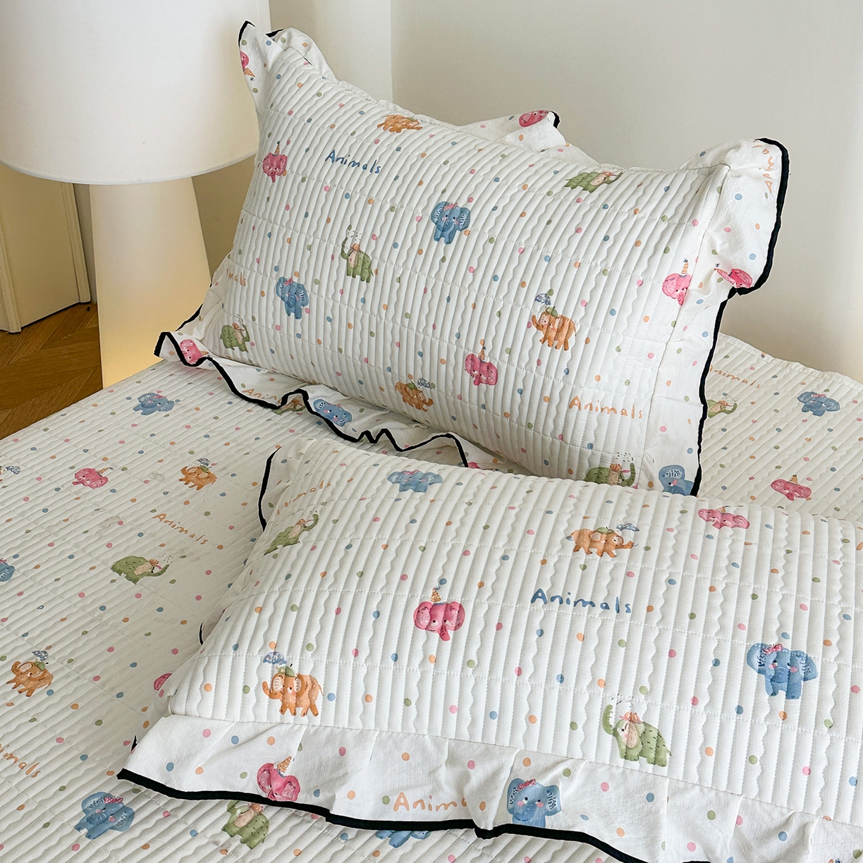 91家纺网 家纺一手货源 找家纺 幸嘉轩 2026新款双层纱花边床盖单件加厚夹棉云感皱皱纱花边款床单三件套 快乐小象