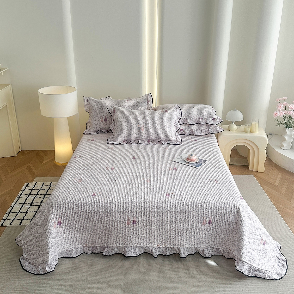 91家纺网 家纺一手货源 找家纺 幸嘉轩 2026新款双层纱花边床盖单件加厚夹棉云感皱皱纱花边款床单三件套 兔野仙踪