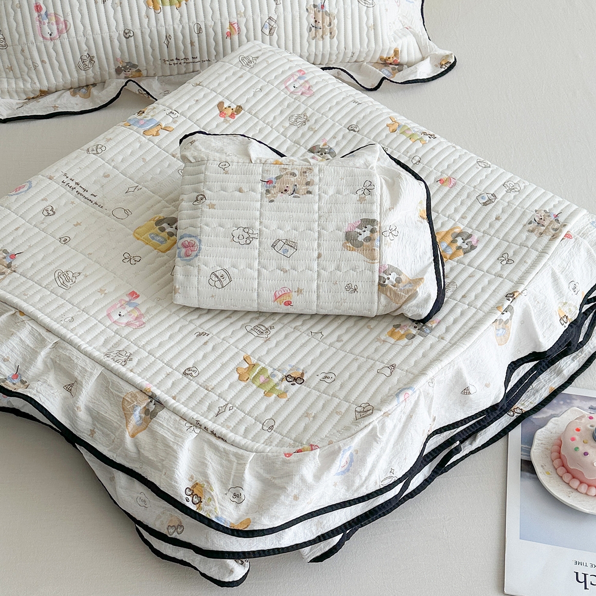 91家纺网 家纺一手货源 找家纺 幸嘉轩 2026新款双层纱花边床盖单件加厚夹棉云感皱皱纱花边款床单三件套 萌友聚会