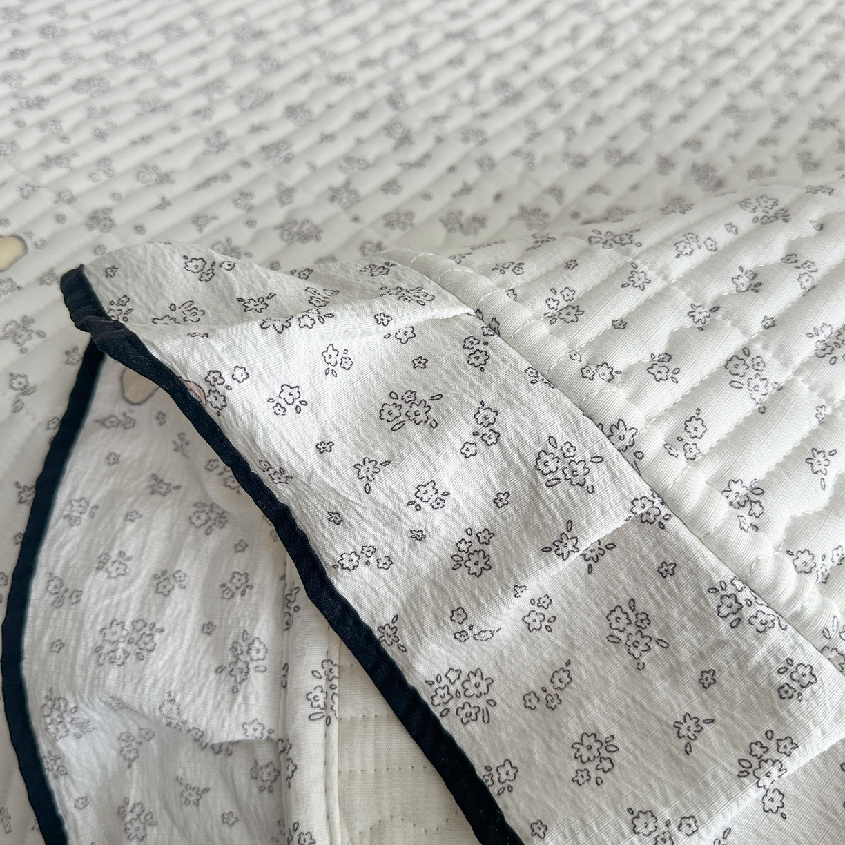 91家纺网 家纺一手货源 找家纺 幸嘉轩 2026新款双层纱花边床盖单件加厚夹棉云感皱皱纱花边款床单三件套 一颗樱桃