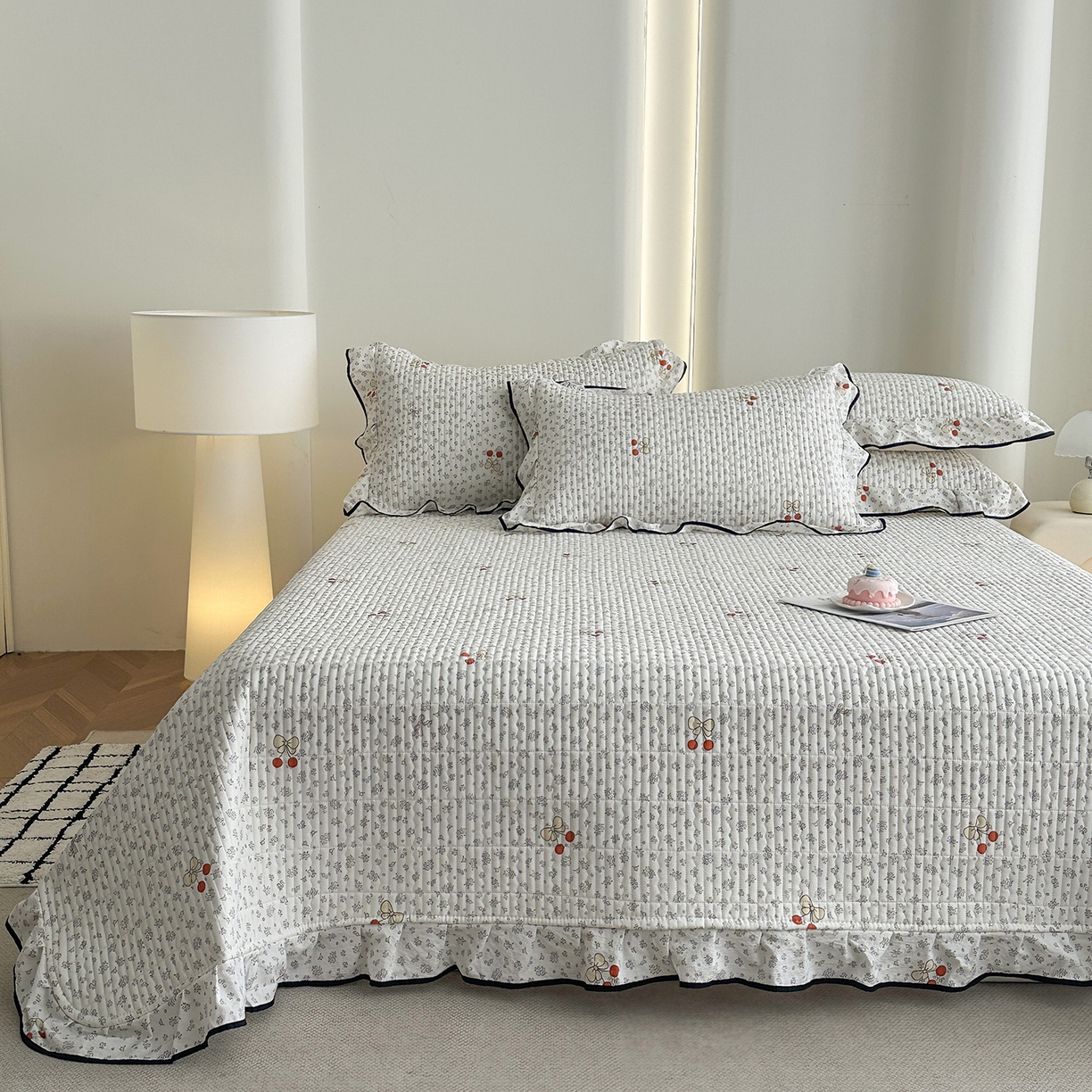 91家纺网 家纺一手货源 找家纺 幸嘉轩 2026新款双层纱花边床盖单件加厚夹棉云感皱皱纱花边款床单三件套 一颗樱桃