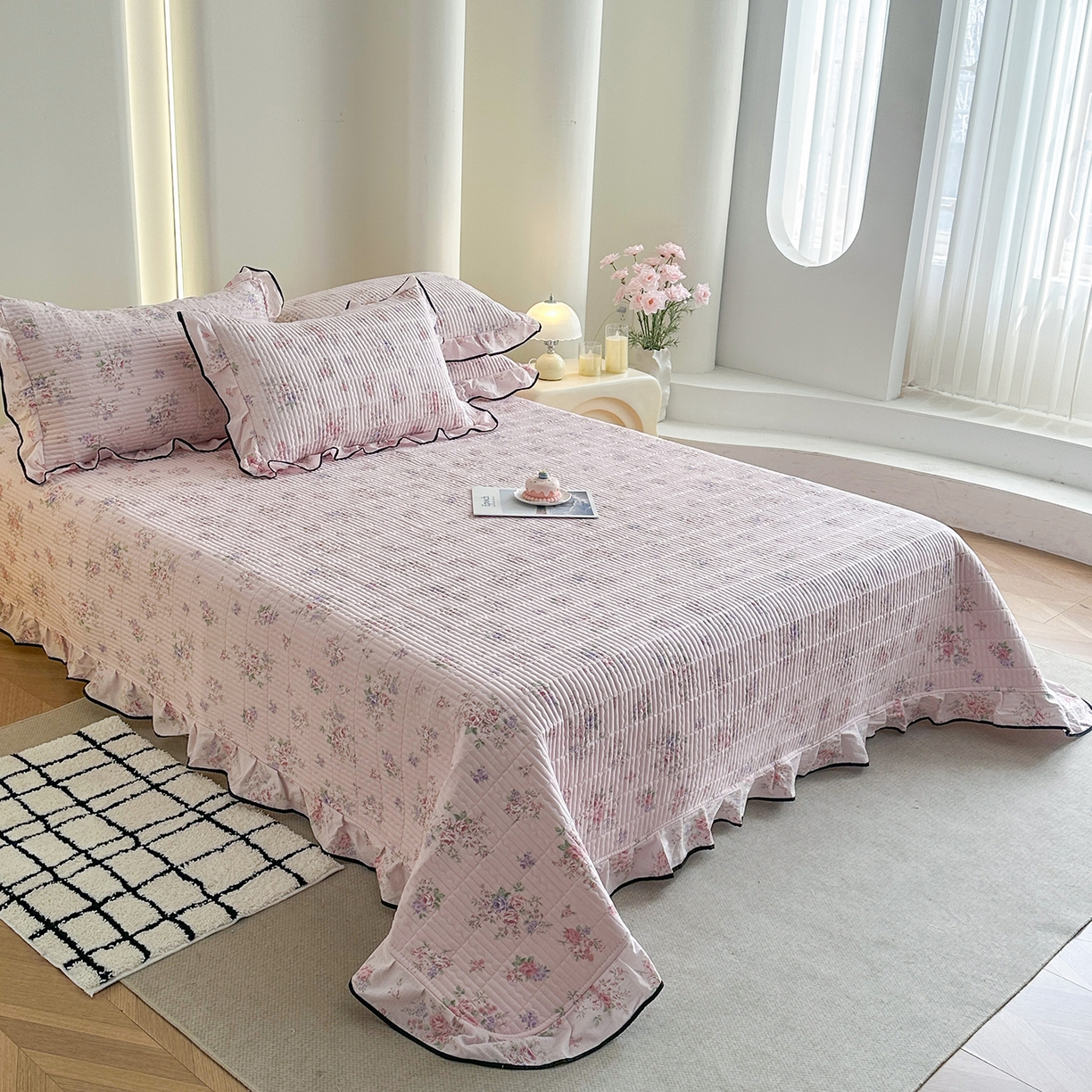 91家纺网 家纺一手货源 找家纺 幸嘉轩 2026新款双层纱花边床盖单件加厚夹棉云感皱皱纱花边款床单三件套 春华浓