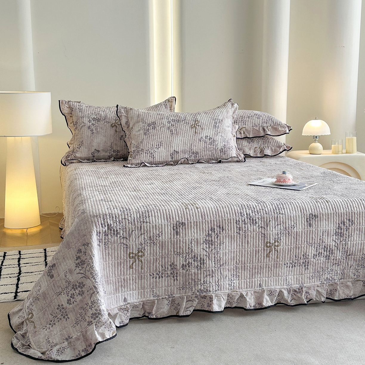 91家纺网 家纺一手货源 找家纺 幸嘉轩 2026新款双层纱花边床盖单件加厚夹棉云感皱皱纱花边款床单三件套 花姿-豆沙